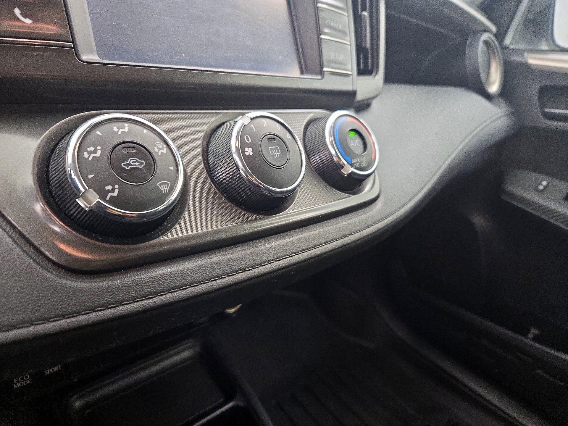 Thumbnail: 2015 Toyota RAV4 - 16