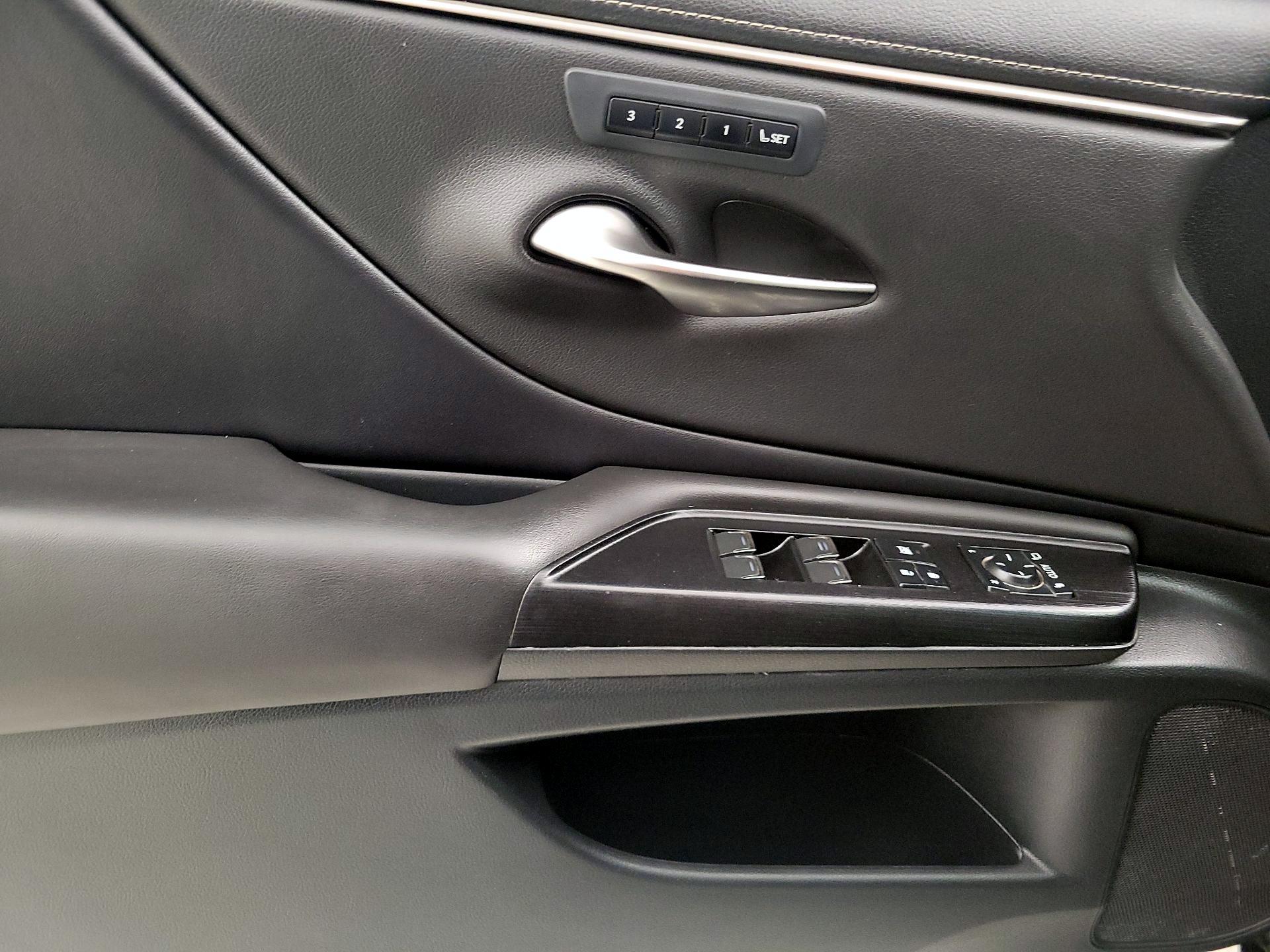 Thumbnail: 2021 Lexus ES - 12