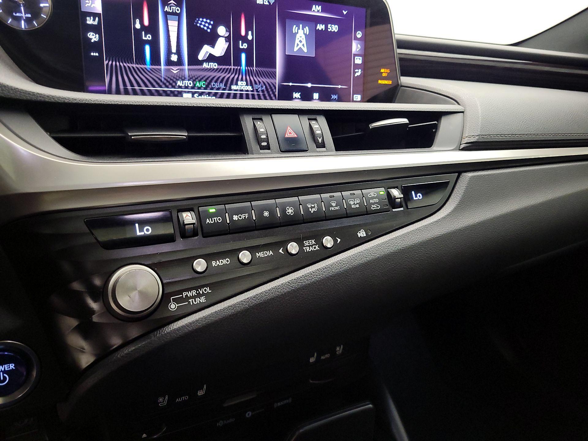 Thumbnail: 2021 Lexus ES - 16