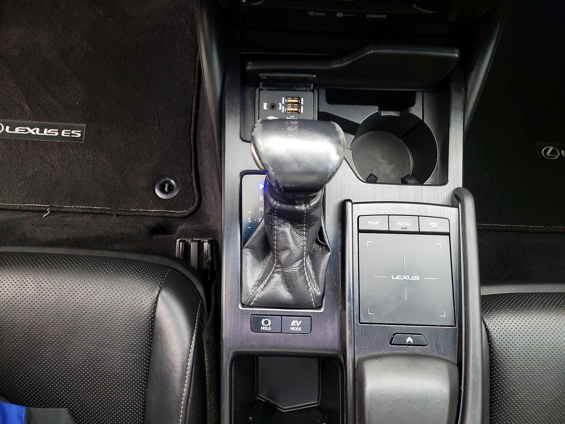 Thumbnail: 2021 Lexus ES - 17