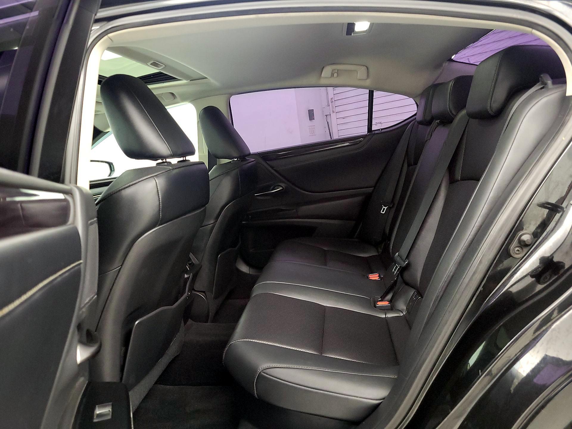 Thumbnail: 2021 Lexus ES - 20