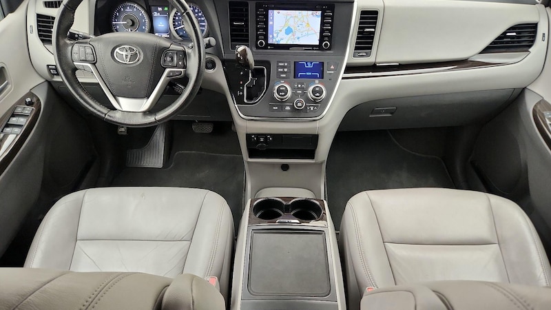 2019 Toyota Sienna XLE 9