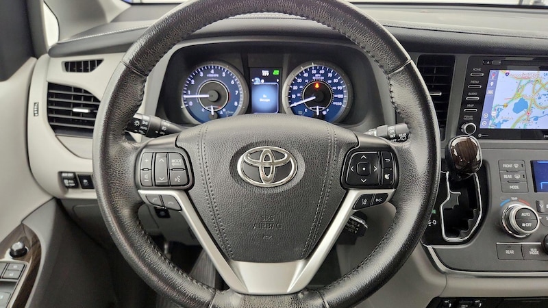 2019 Toyota Sienna XLE 10