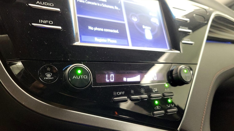 2018 Toyota Camry XLE 16