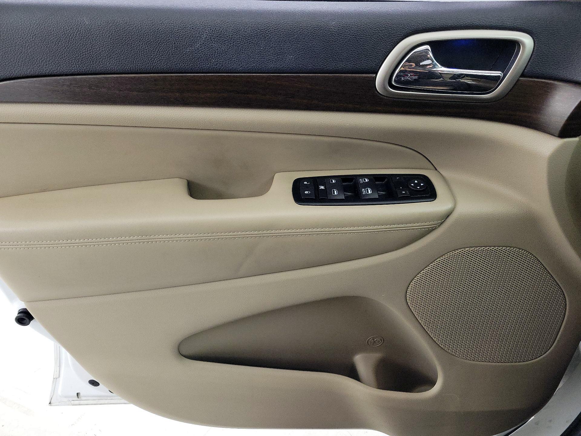 Thumbnail: 2015 Jeep Grand Cherokee - 12