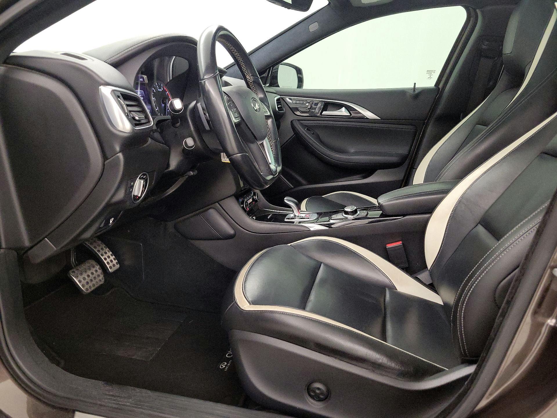 Thumbnail: 2017 INFINITI QX30 - 11
