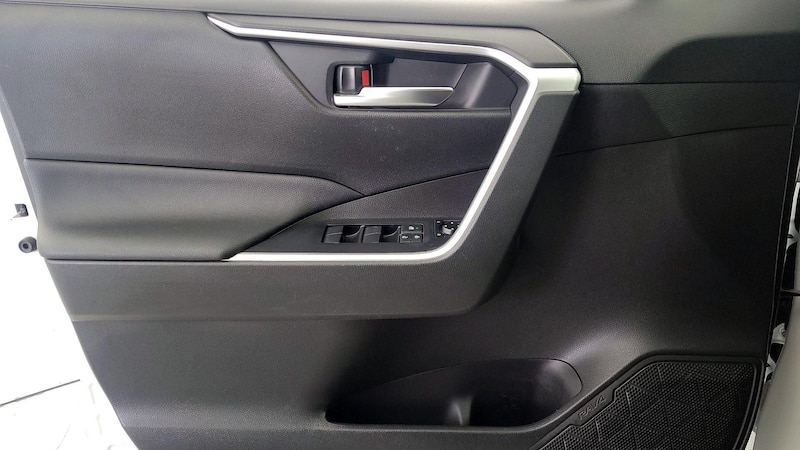 2020 Toyota RAV4 XLE 12