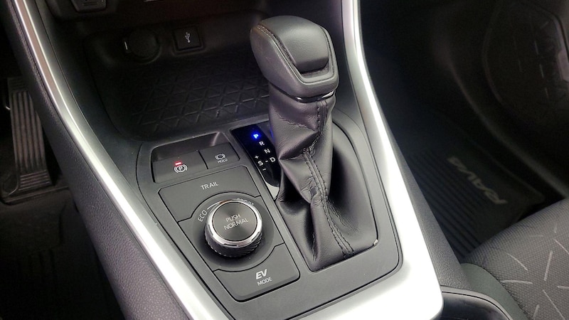 2020 Toyota RAV4 XLE 16