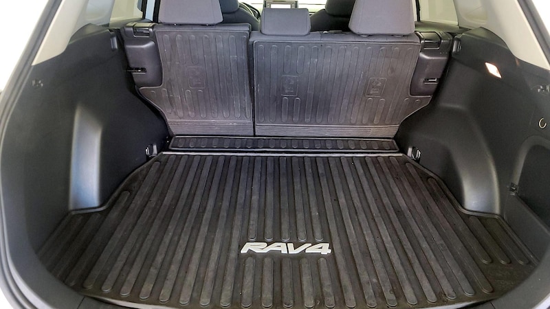 2020 Toyota RAV4 XLE 18