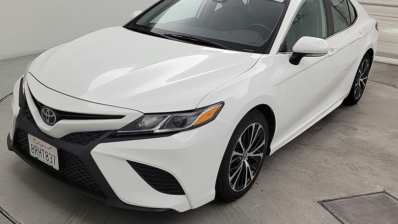 2020 Toyota Camry SE 3