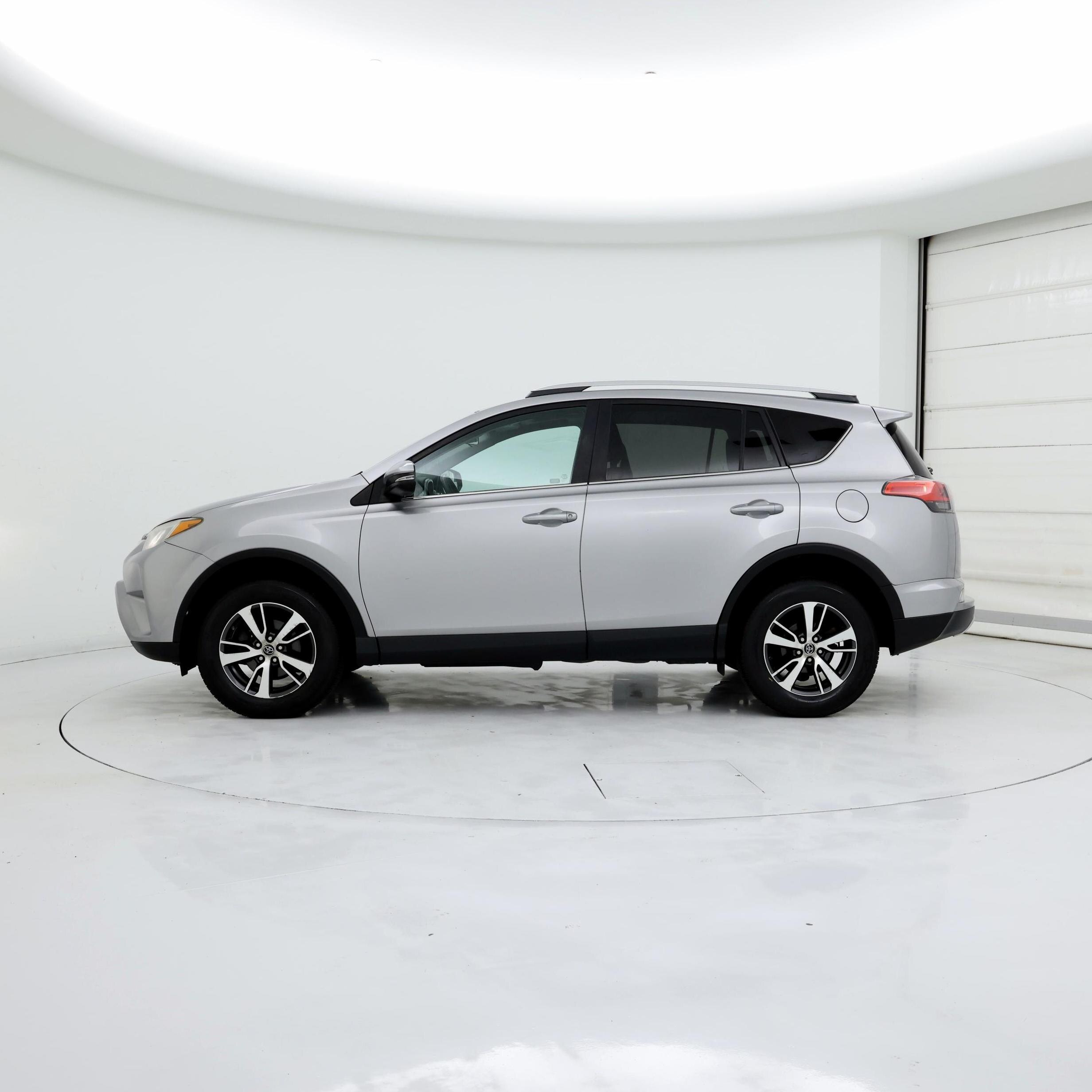 Thumbnail: 2016 Toyota RAV4 - 3