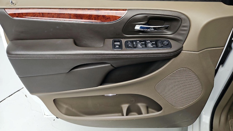 2014 Chrysler Town & Country Touring 12