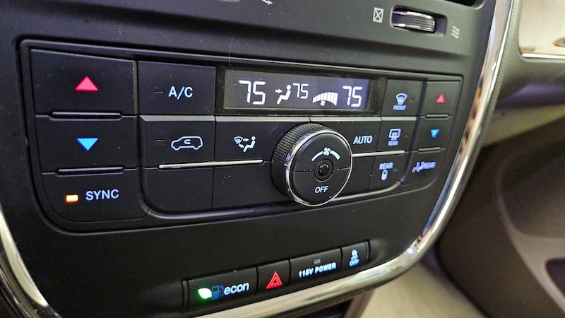 2014 Chrysler Town & Country Touring 16
