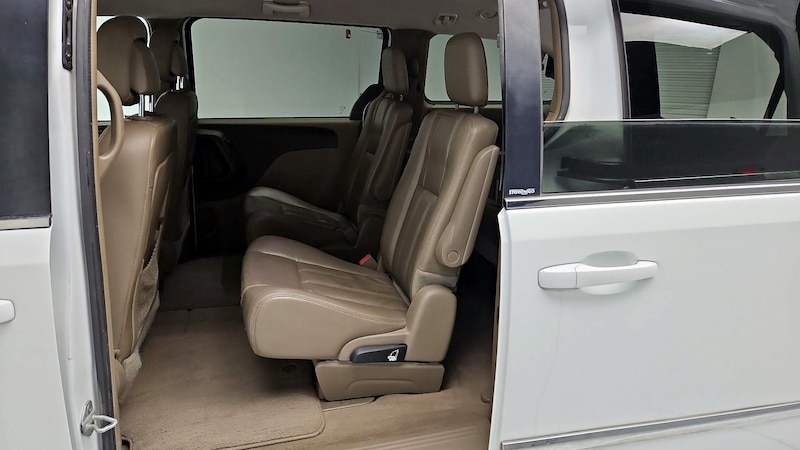 2014 Chrysler Town & Country Touring 19