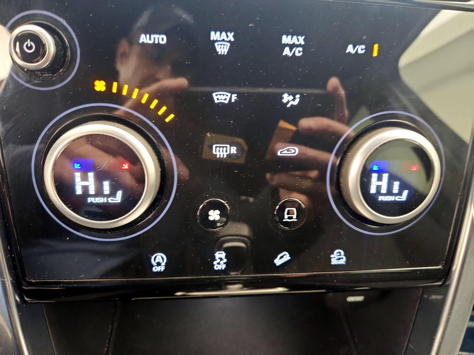 Thumbnail: 2020 Land Rover Discovery Sport - 16