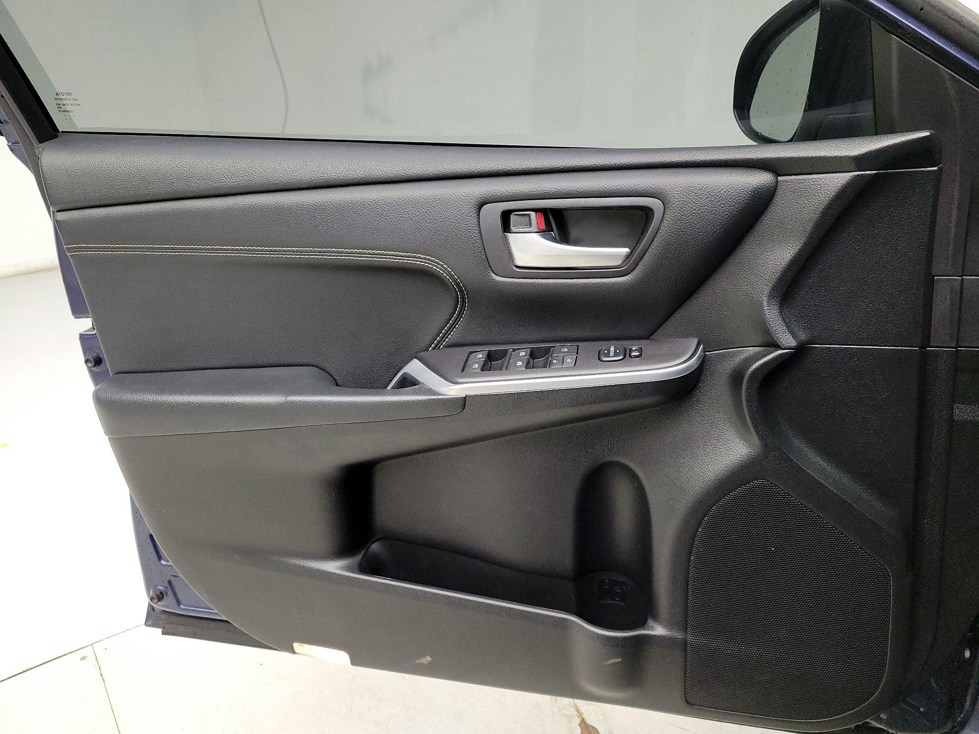 Thumbnail: 2015 Toyota Camry - 12