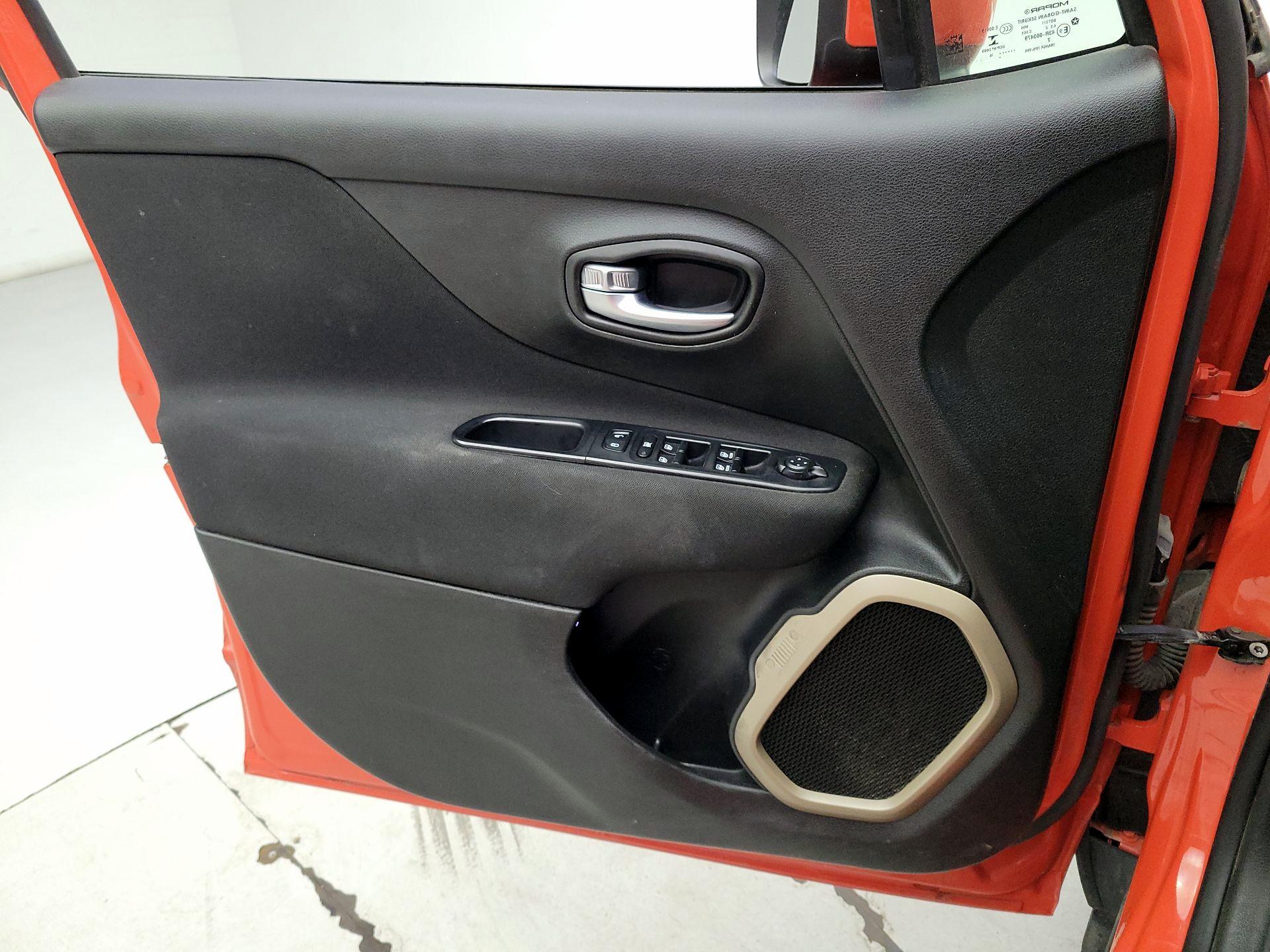 Thumbnail: 2016 Jeep Renegade - 12