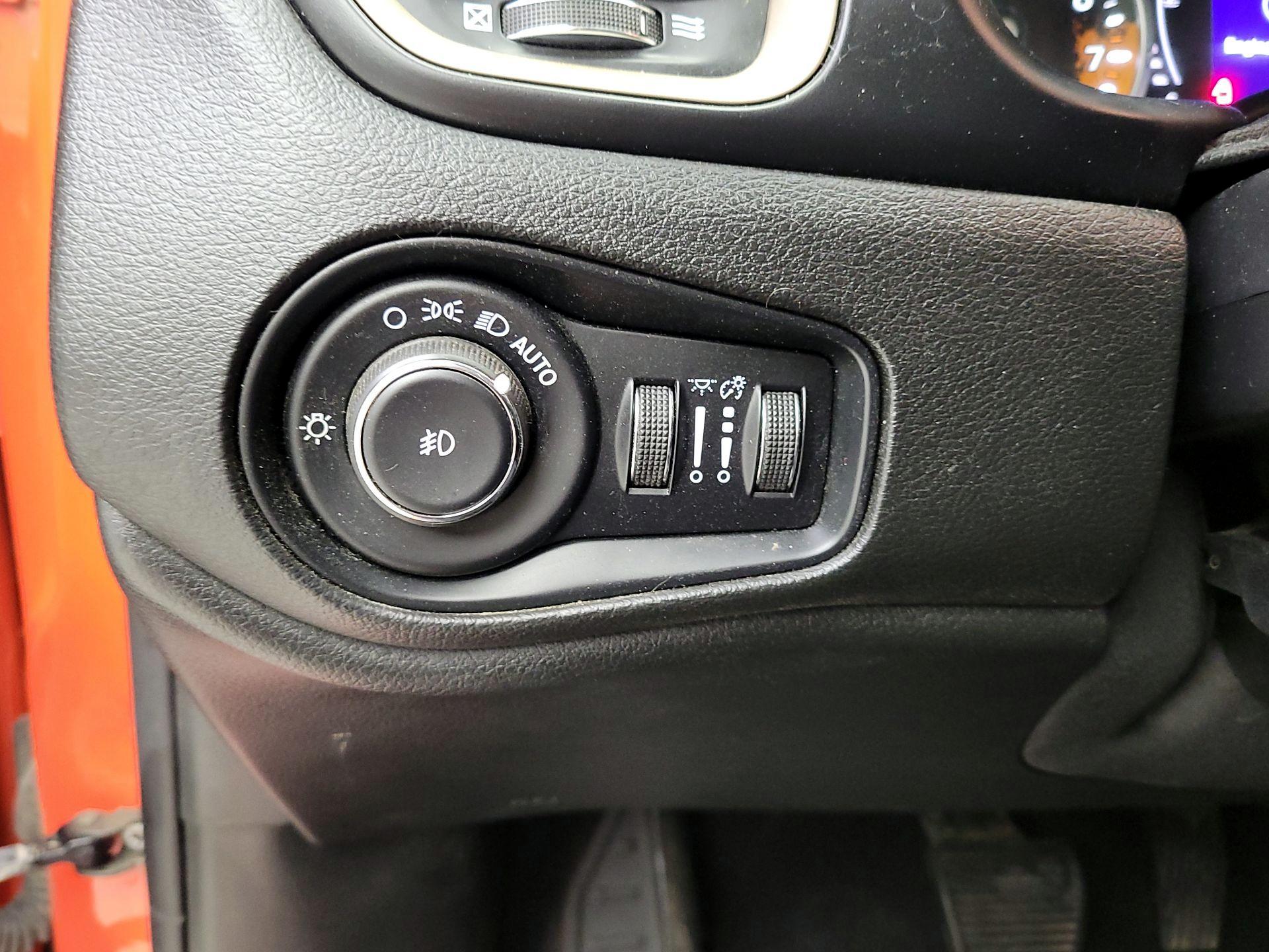 Thumbnail: 2016 Jeep Renegade - 13