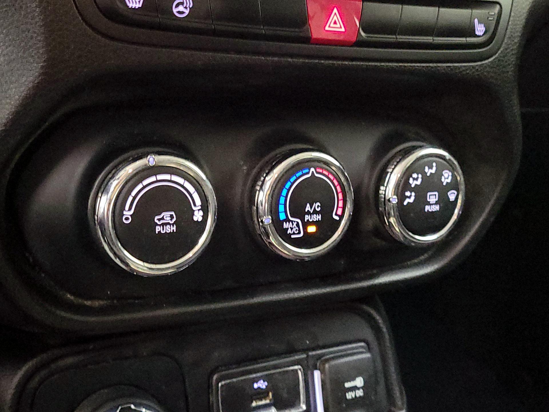 Thumbnail: 2016 Jeep Renegade - 16