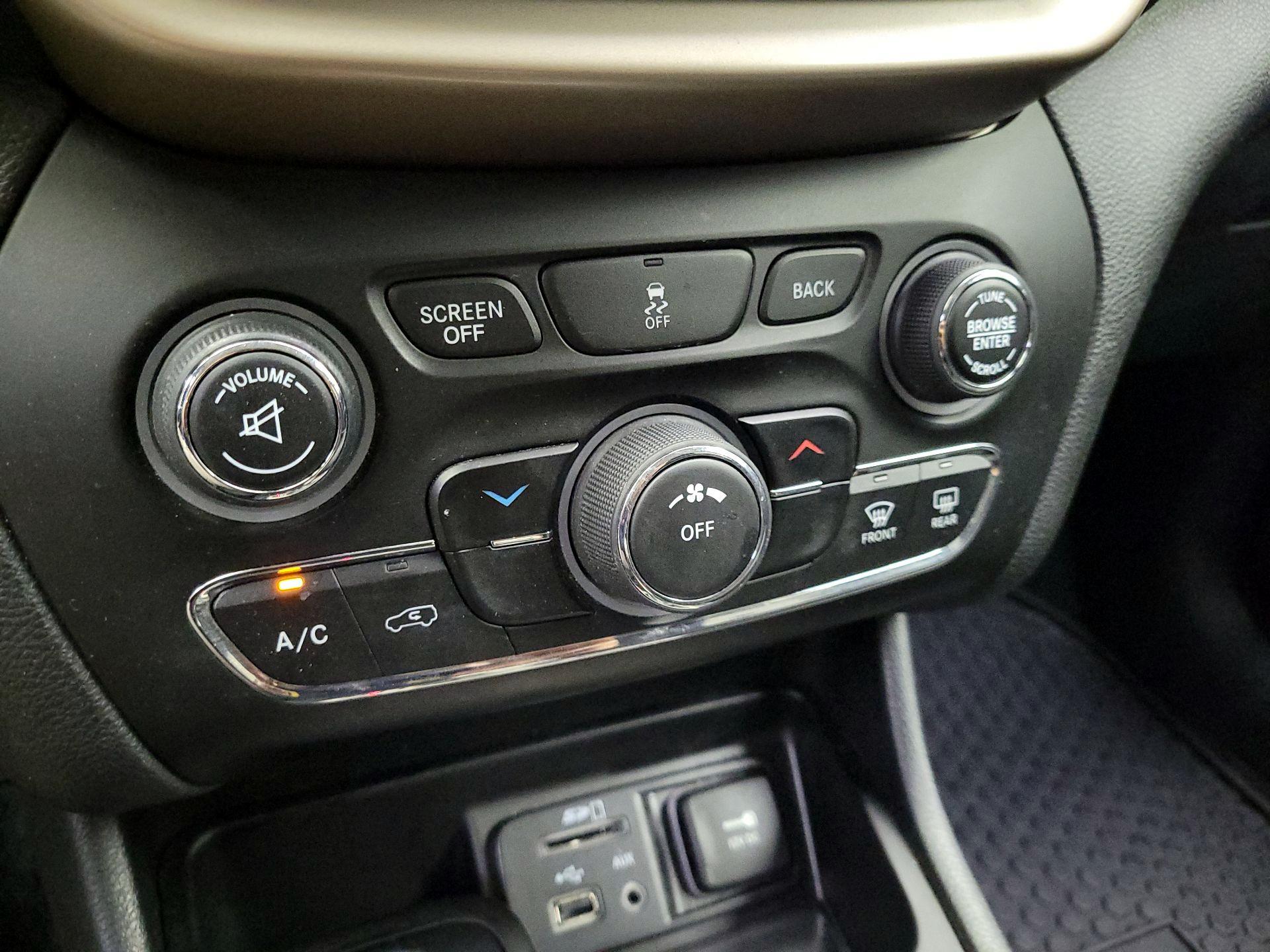 Thumbnail: 2014 Jeep Cherokee - 16