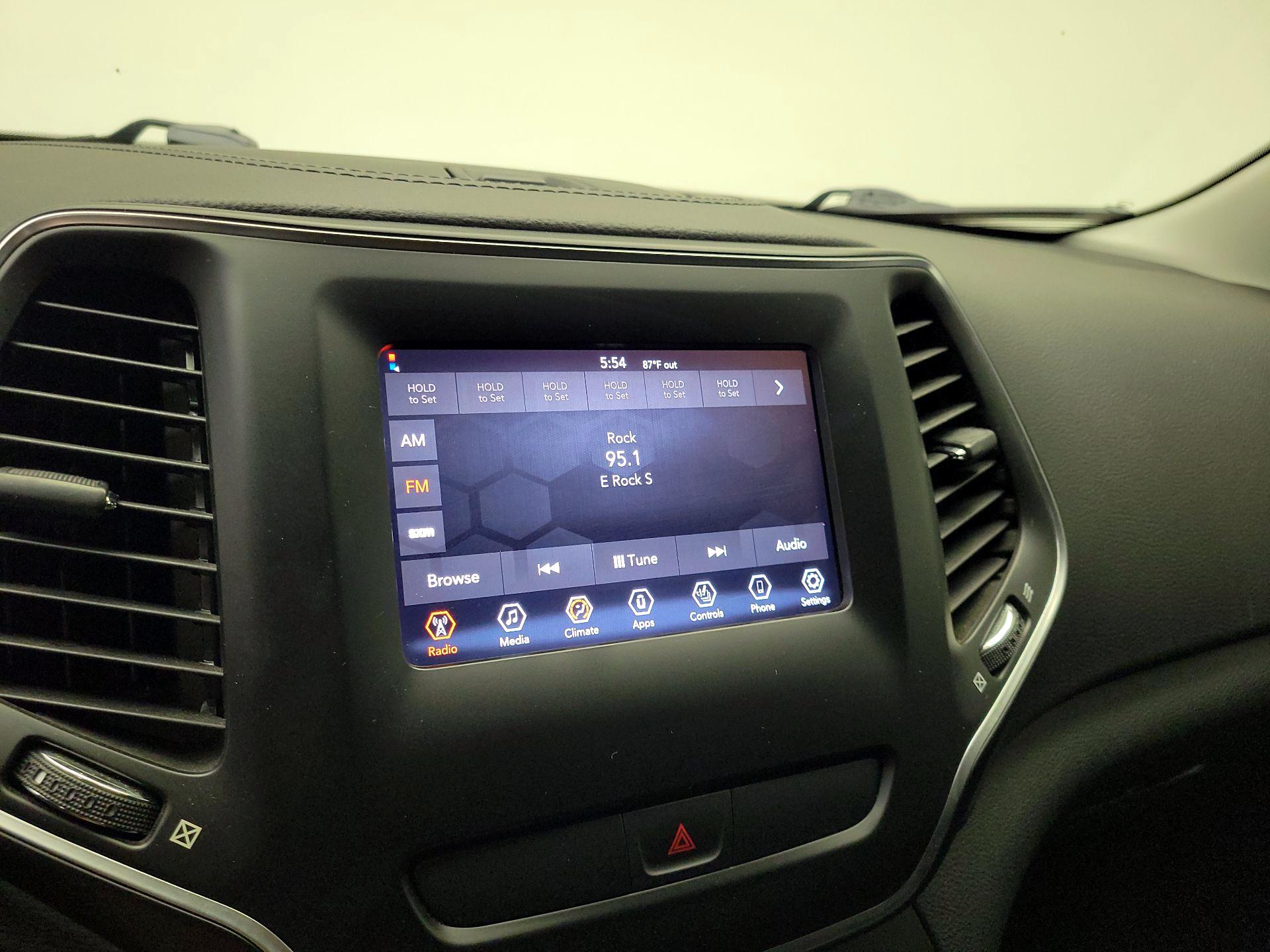 Thumbnail: 2019 Jeep Cherokee - 15