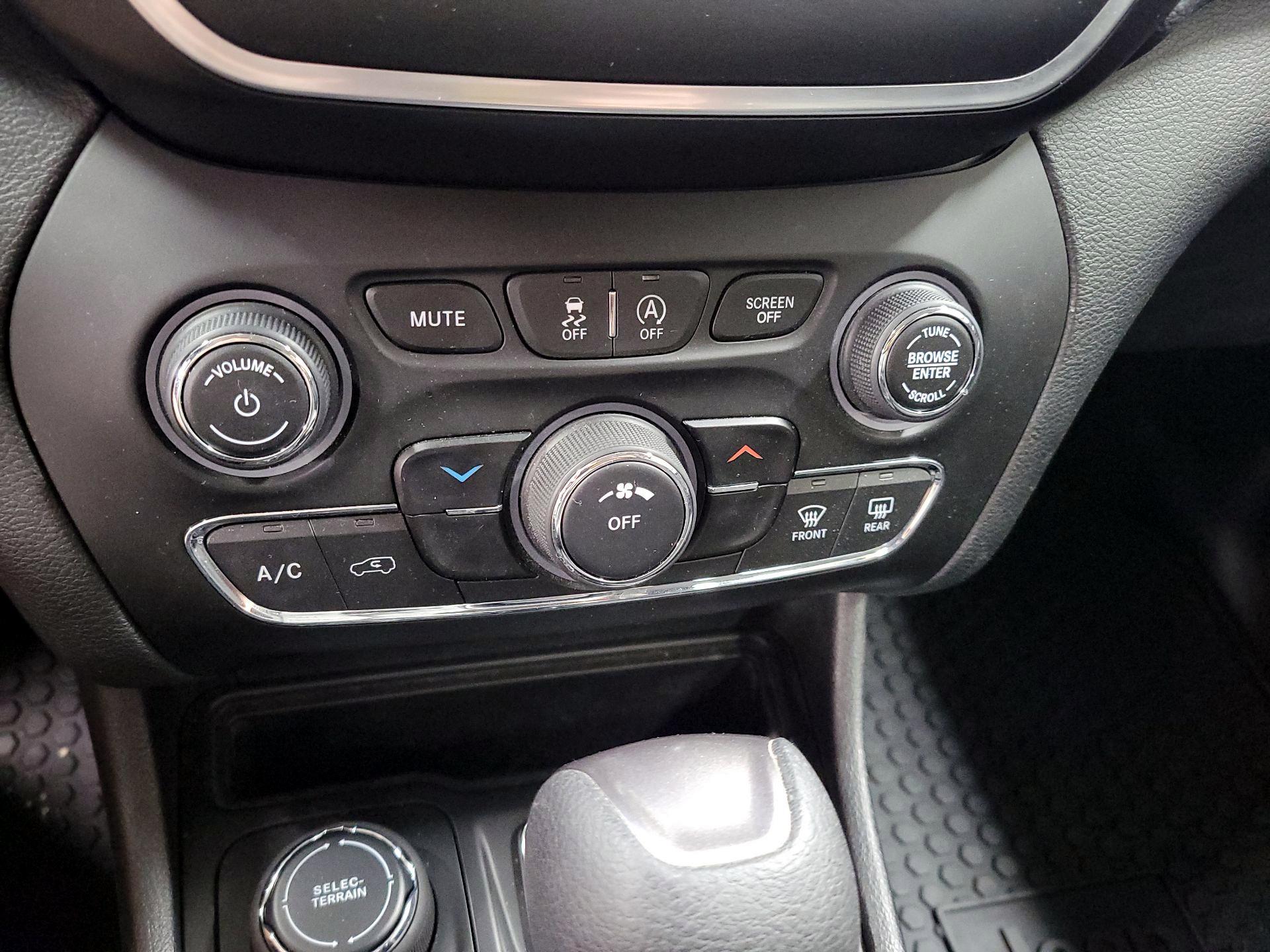 Thumbnail: 2019 Jeep Cherokee - 16