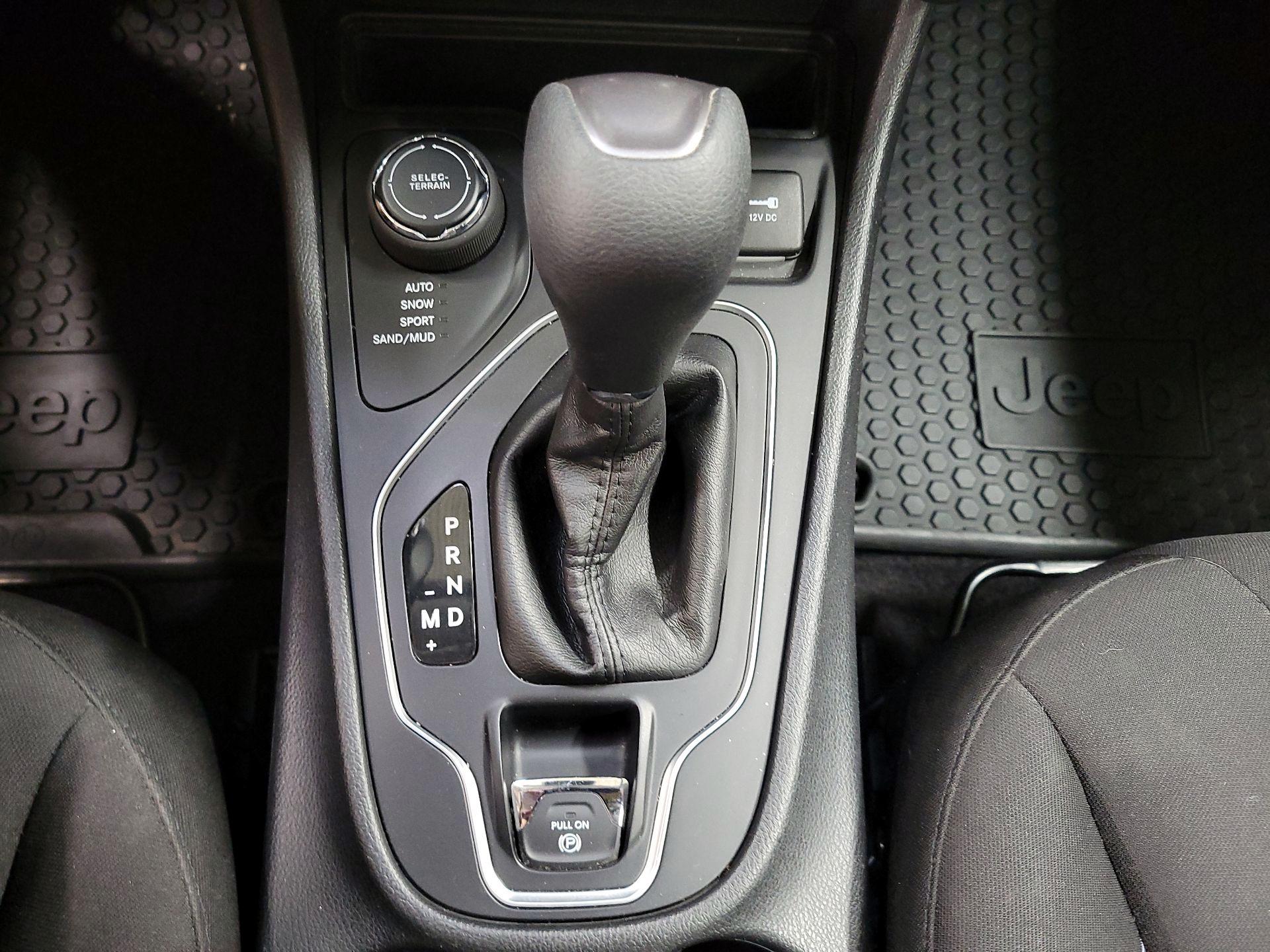 Thumbnail: 2019 Jeep Cherokee - 17