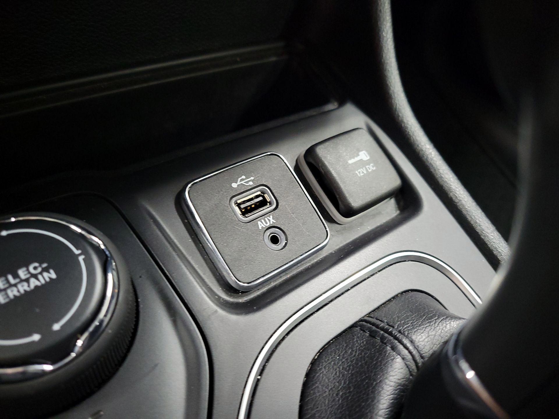 Thumbnail: 2019 Jeep Cherokee - 18