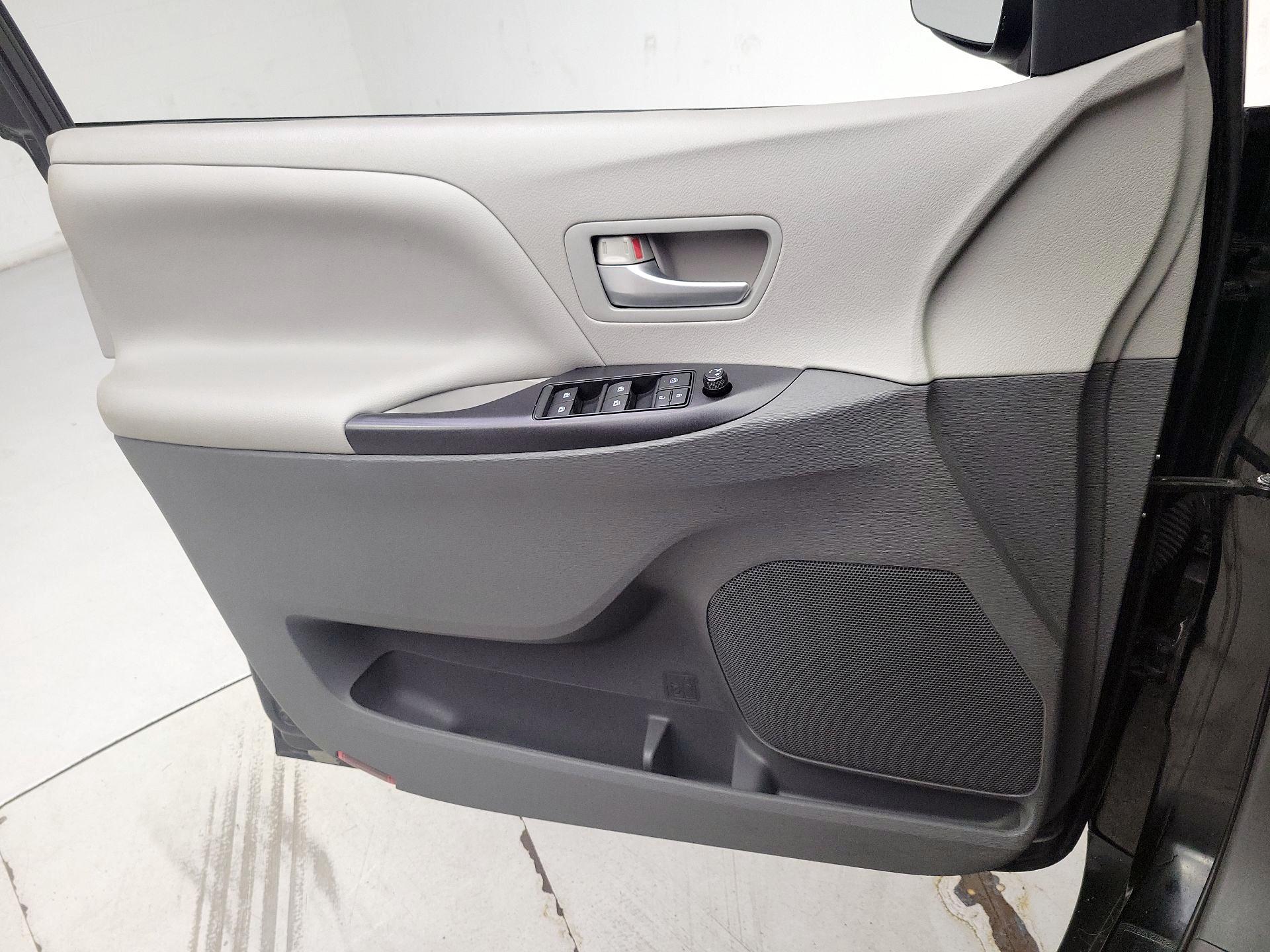 Thumbnail: 2015 Toyota Sienna - 12