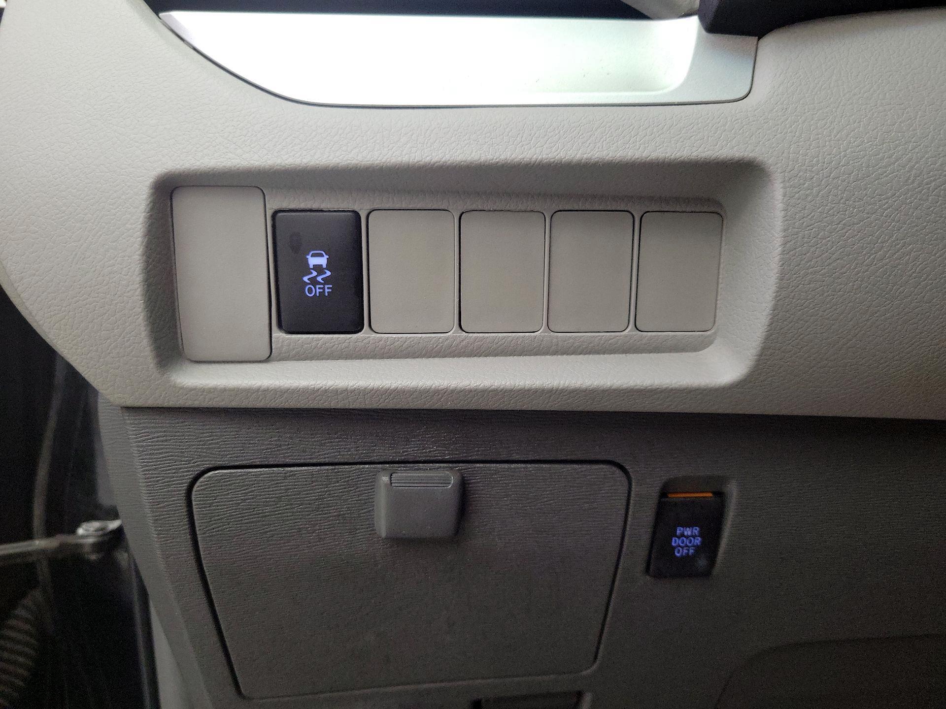 Thumbnail: 2015 Toyota Sienna - 13