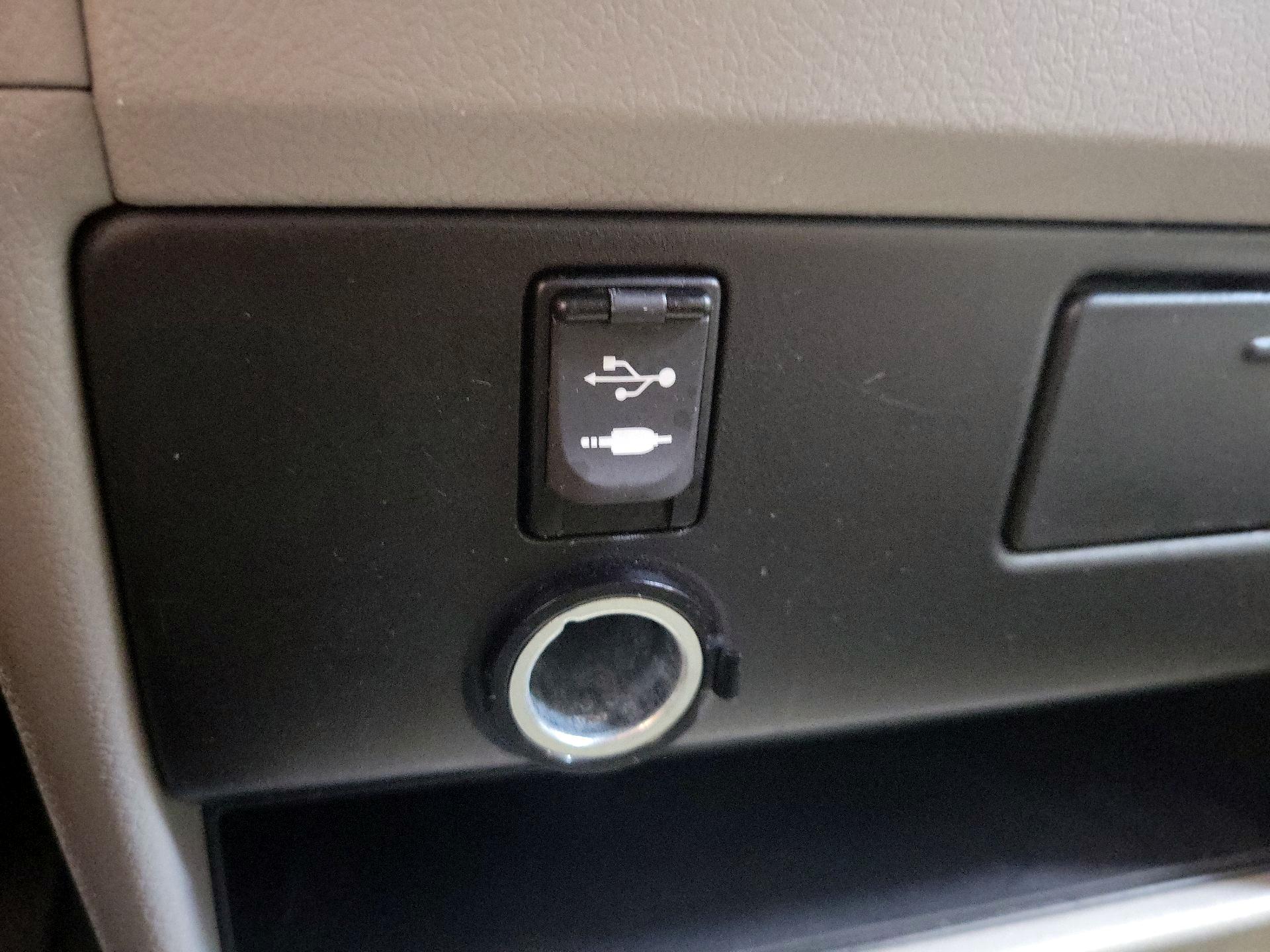 Thumbnail: 2015 Toyota Sienna - 18
