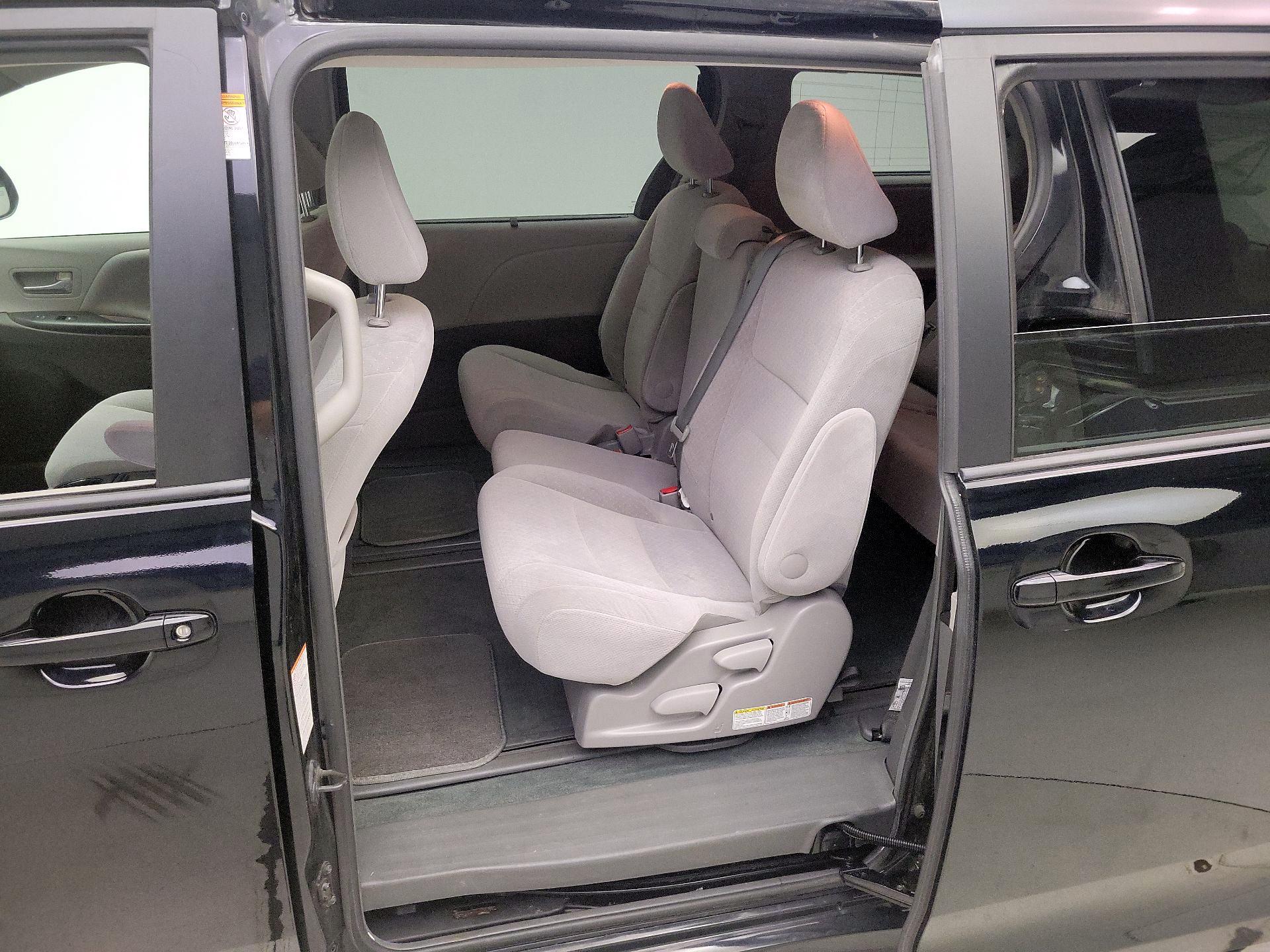 Thumbnail: 2015 Toyota Sienna - 19