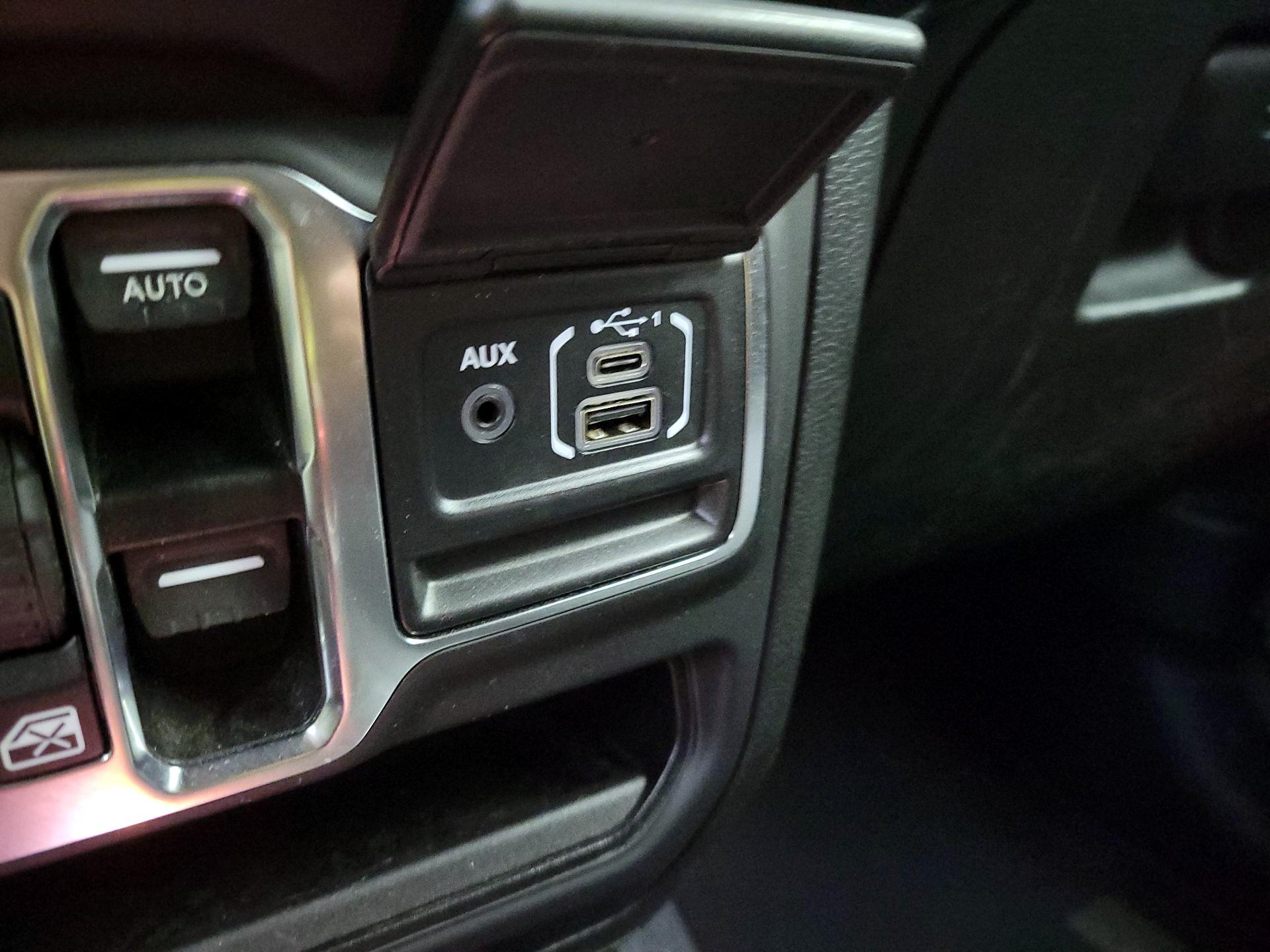 Thumbnail: 2019 Jeep Wrangler - 18