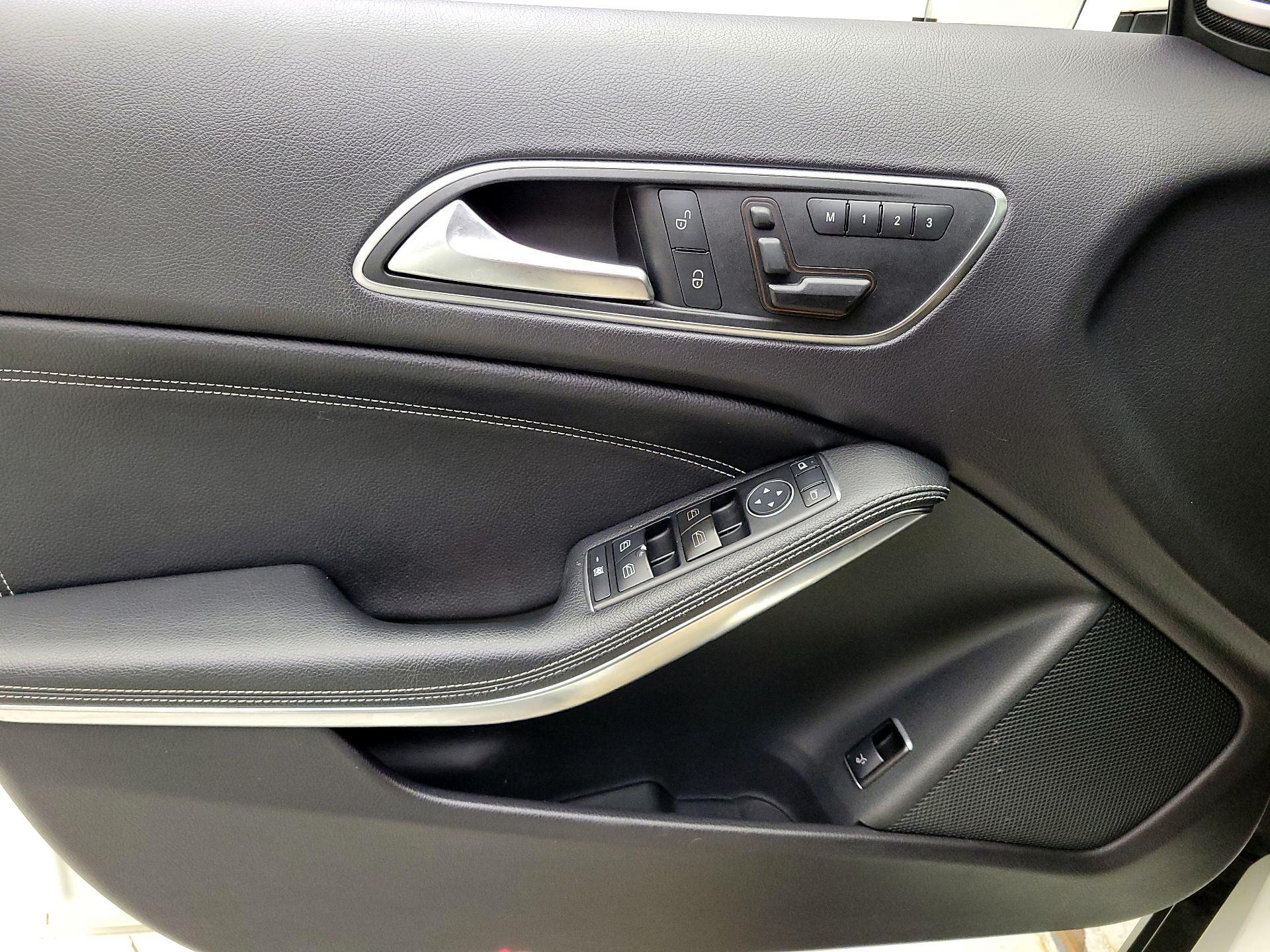 Thumbnail: 2015 Mercedes-Benz GLA - 12