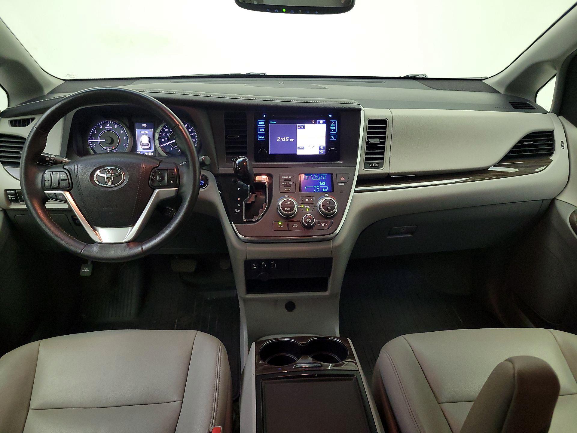 Thumbnail: 2017 Toyota Sienna - 9