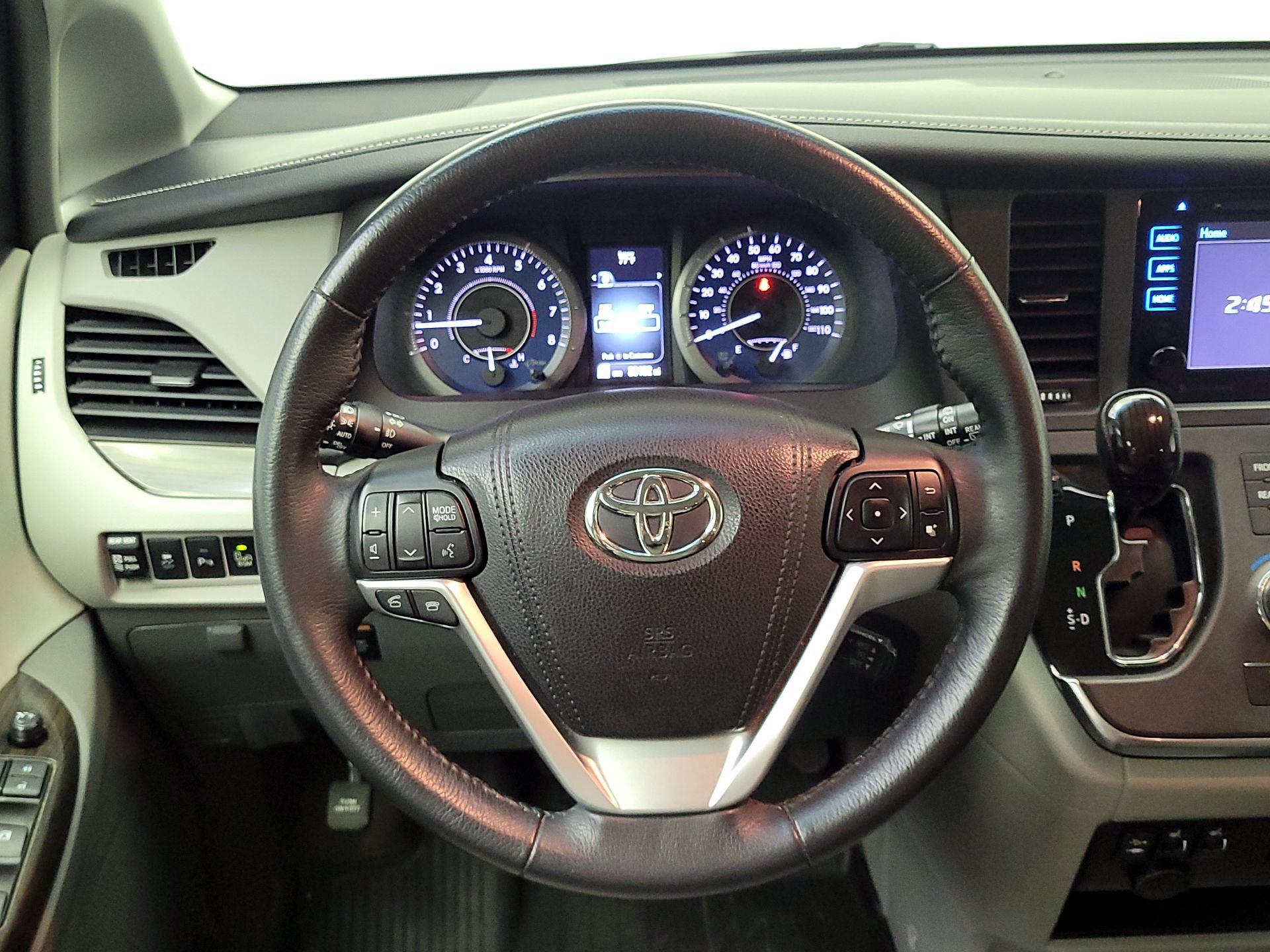 Thumbnail: 2017 Toyota Sienna - 10