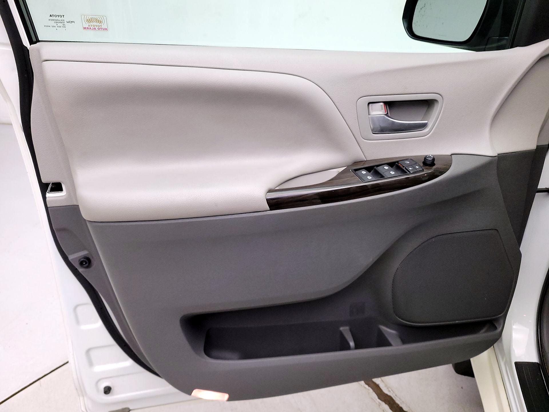 Thumbnail: 2017 Toyota Sienna - 12