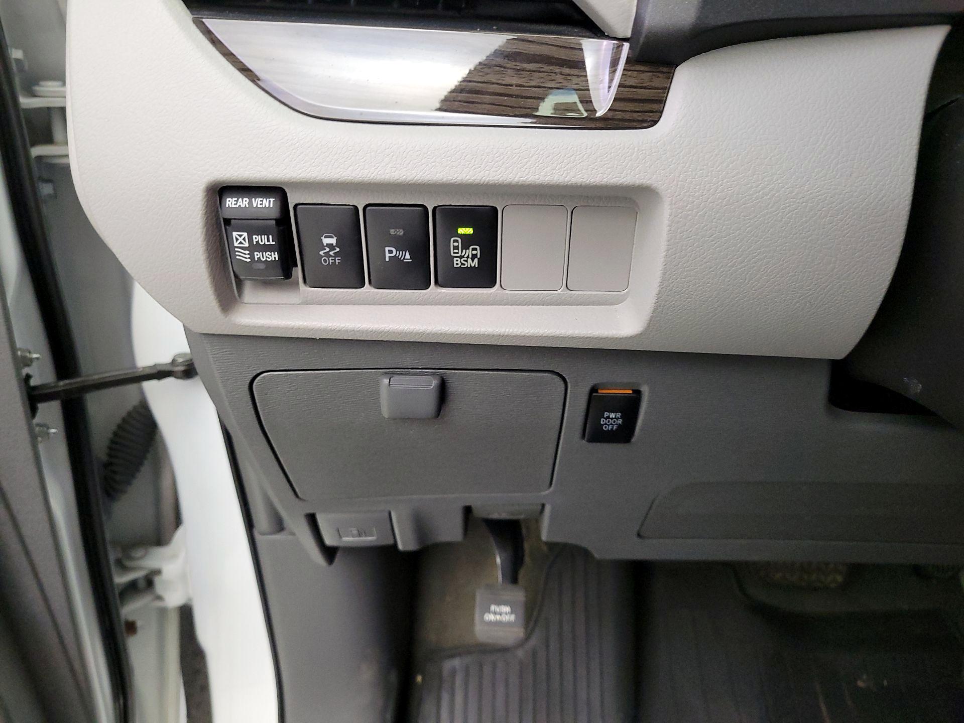 Thumbnail: 2017 Toyota Sienna - 13