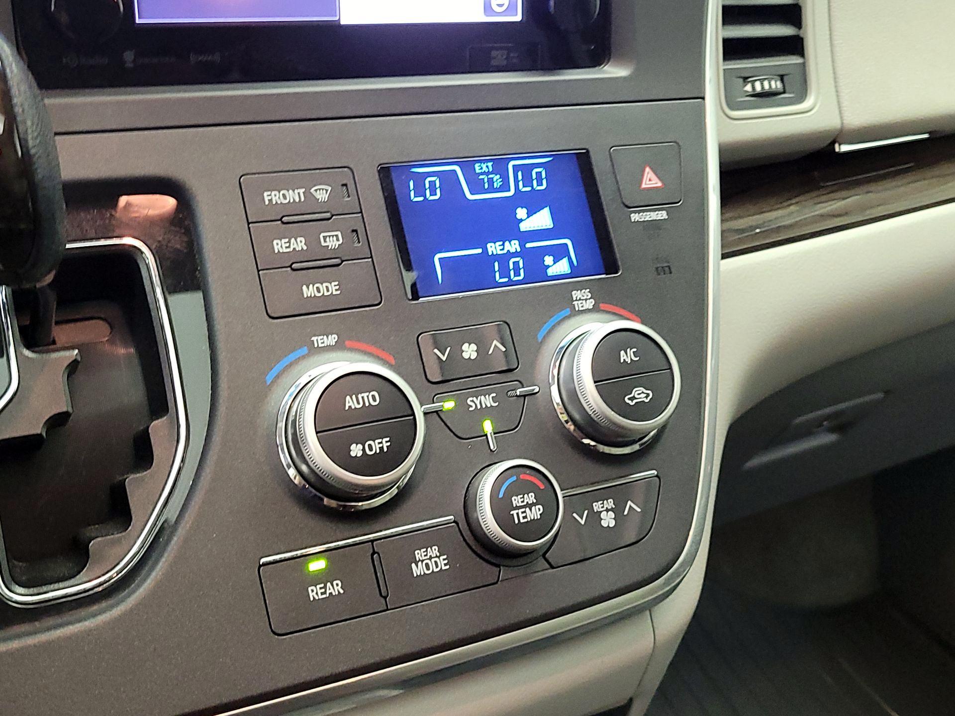 Thumbnail: 2017 Toyota Sienna - 17