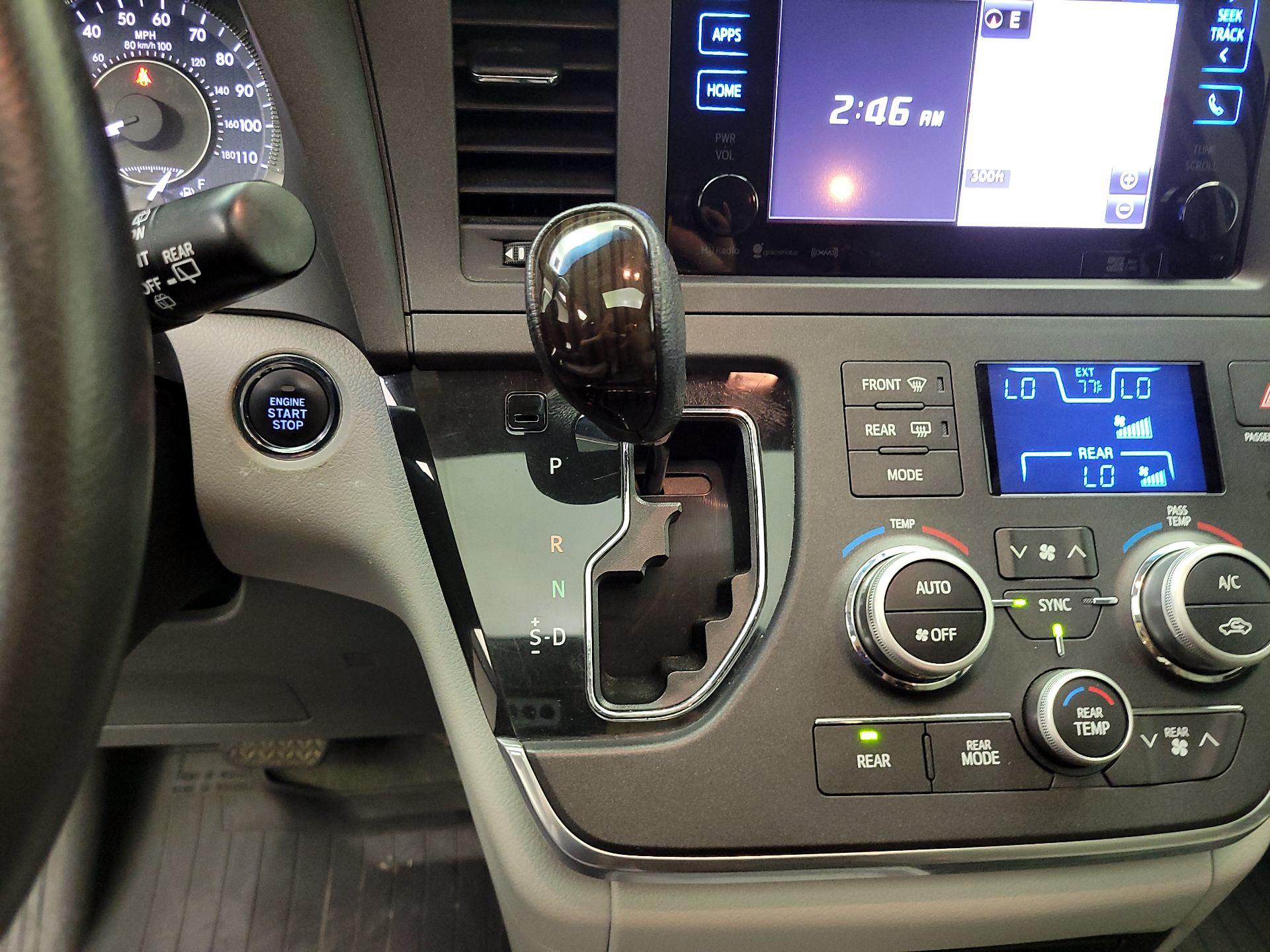 Thumbnail: 2017 Toyota Sienna - 18