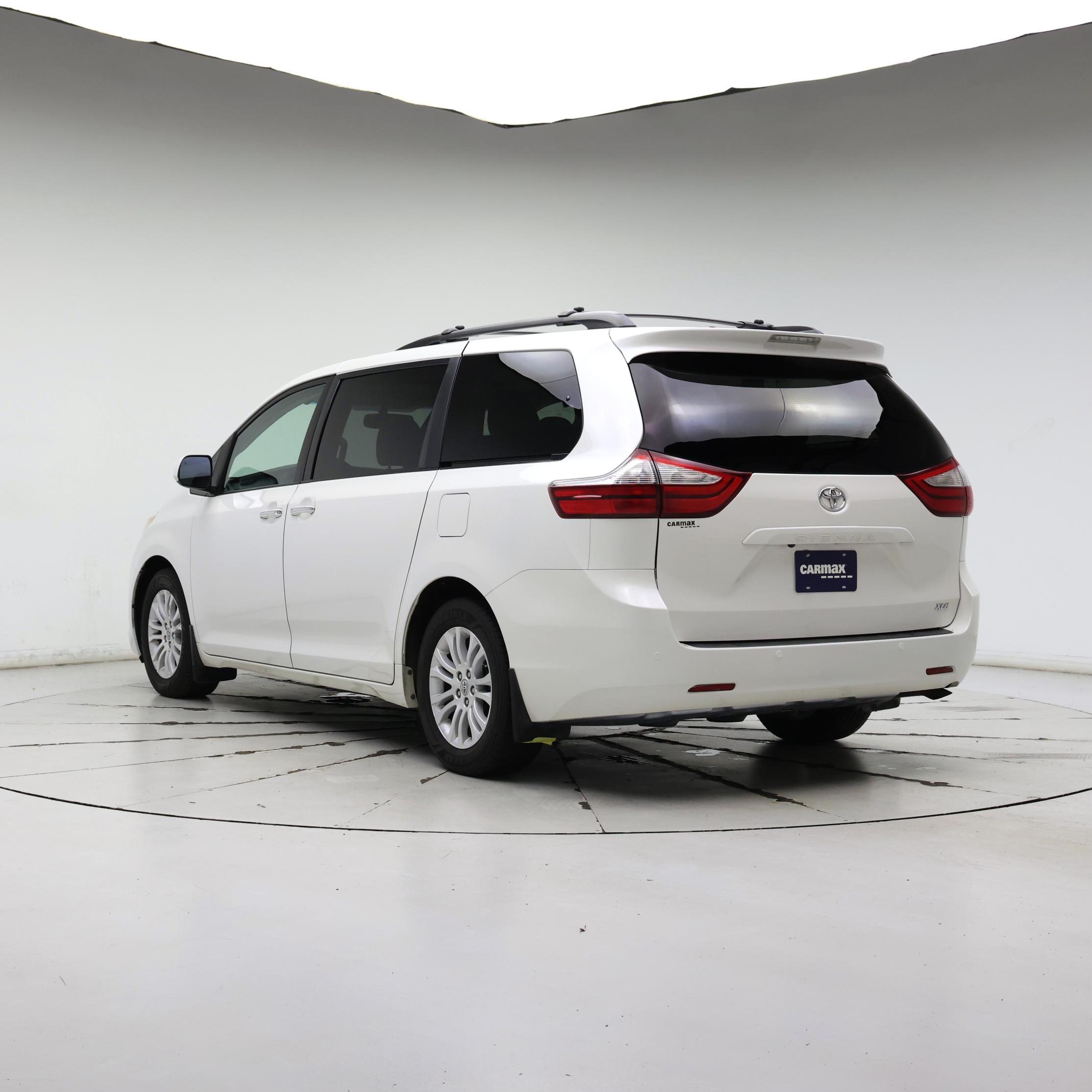 Thumbnail: 2017 Toyota Sienna - 2
