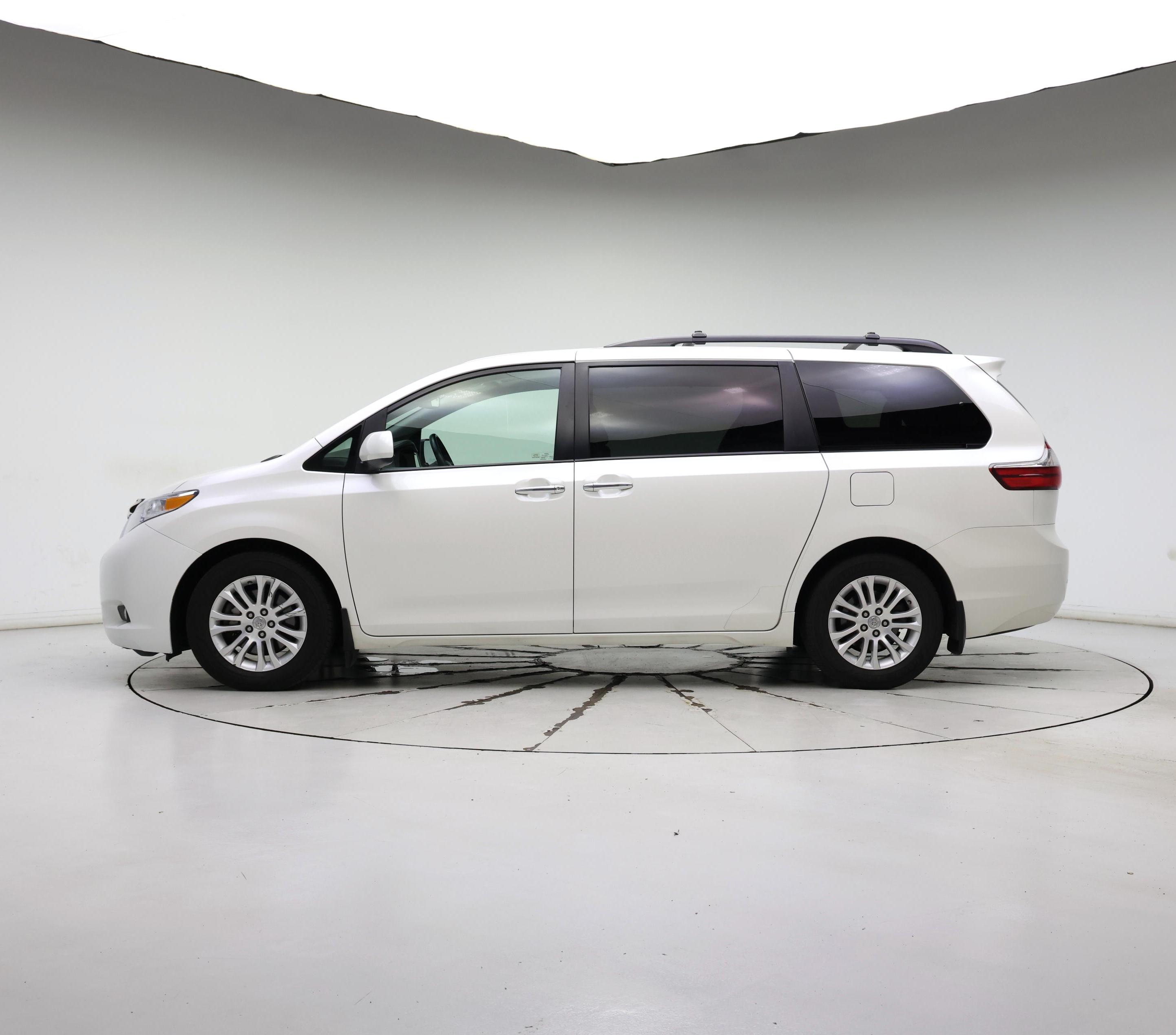 Thumbnail: 2017 Toyota Sienna - 3
