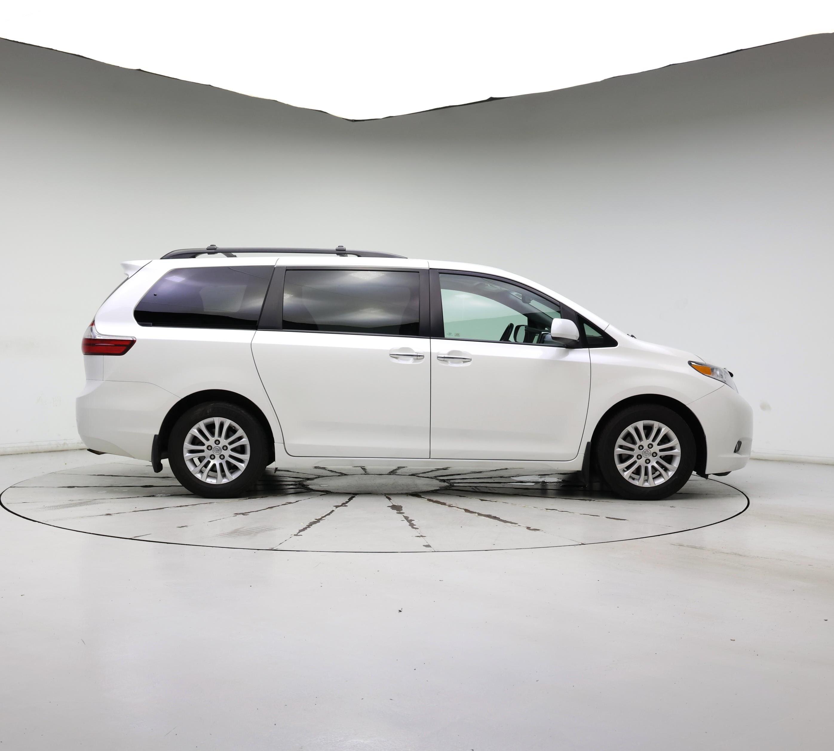 Thumbnail: 2017 Toyota Sienna - 7