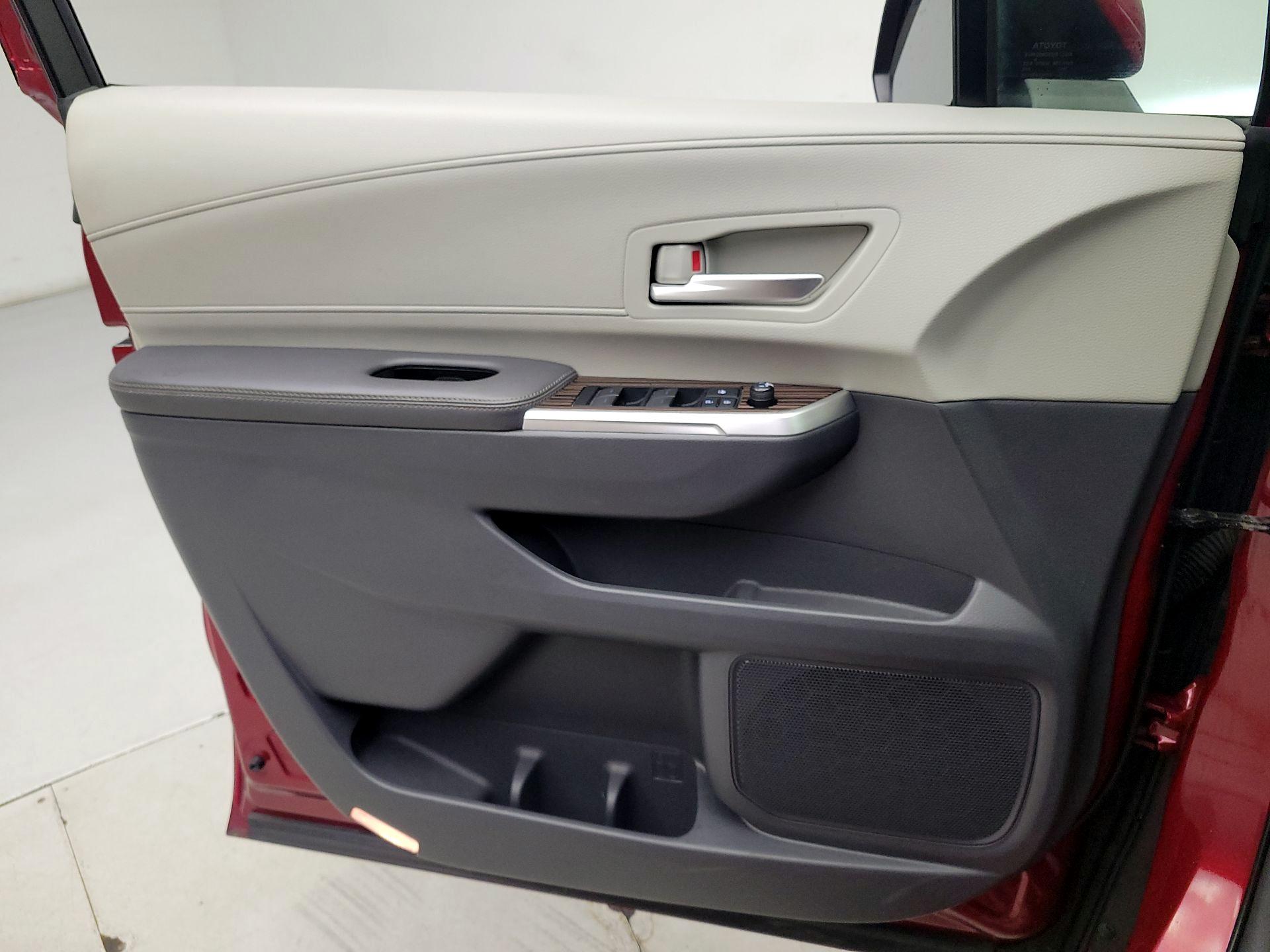 Thumbnail: 2021 Toyota Sienna - 12