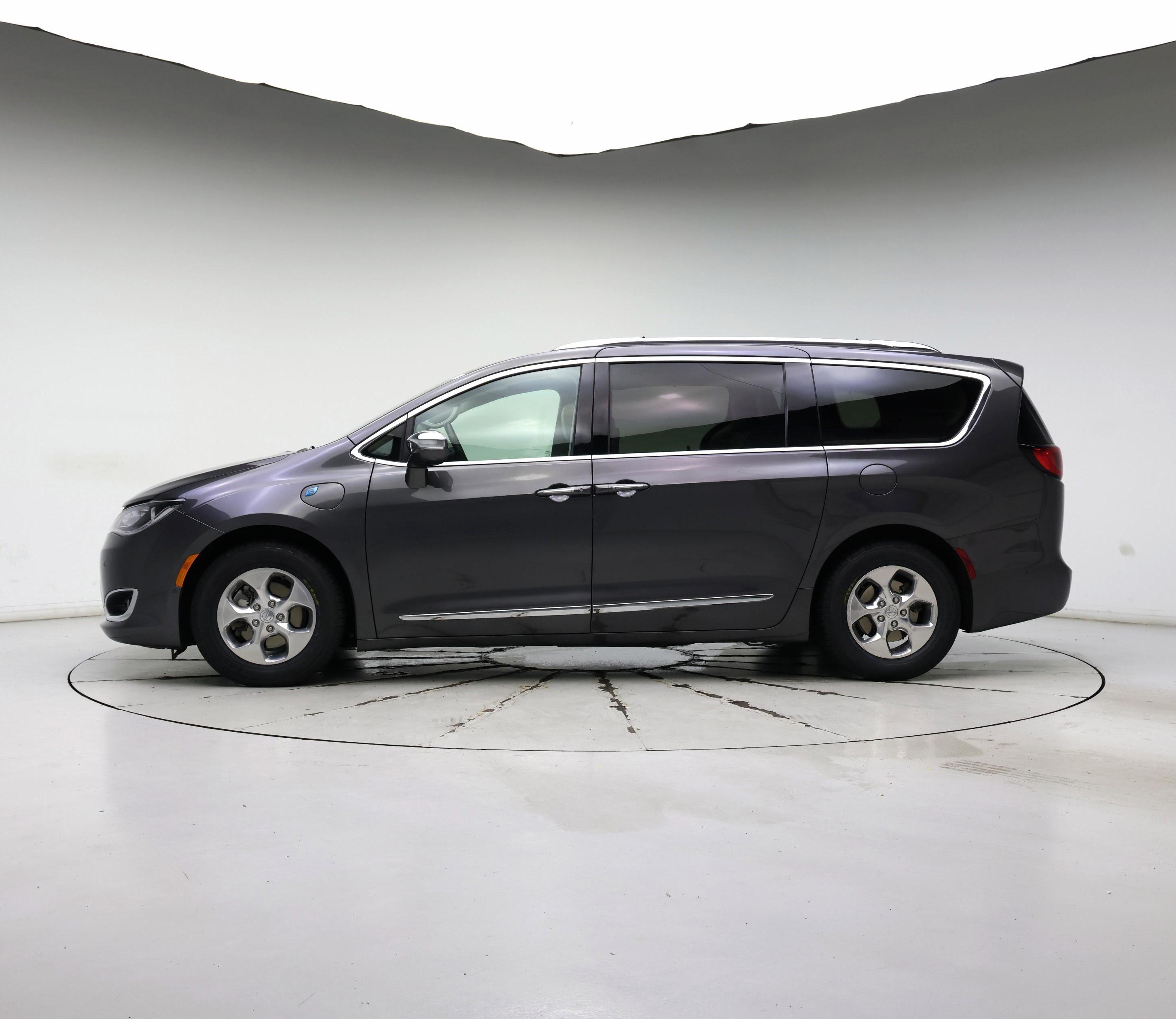 Thumbnail: 2018 Chrysler Pacifica - 3