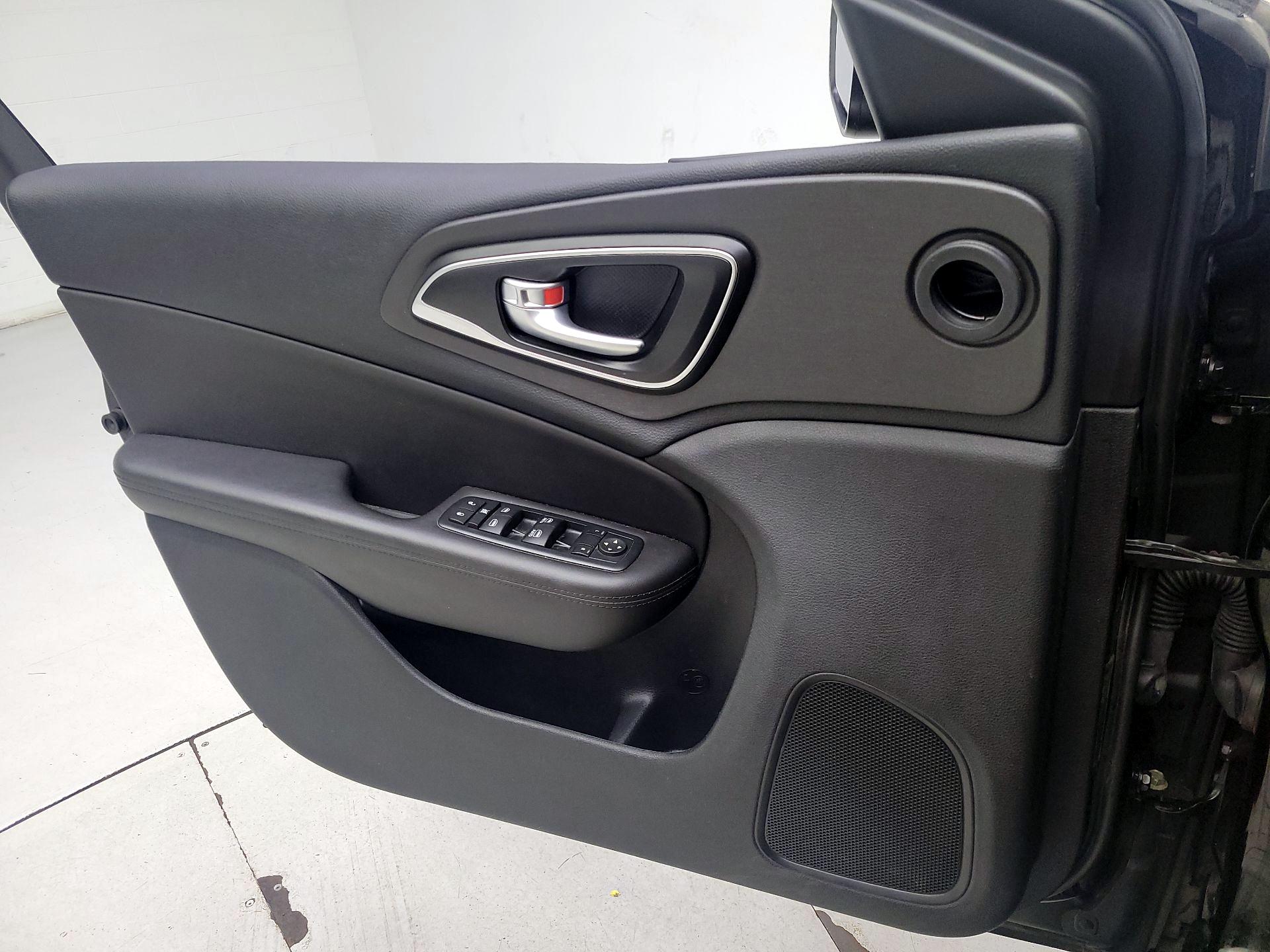 Thumbnail: 2016 Chrysler 200 - 12