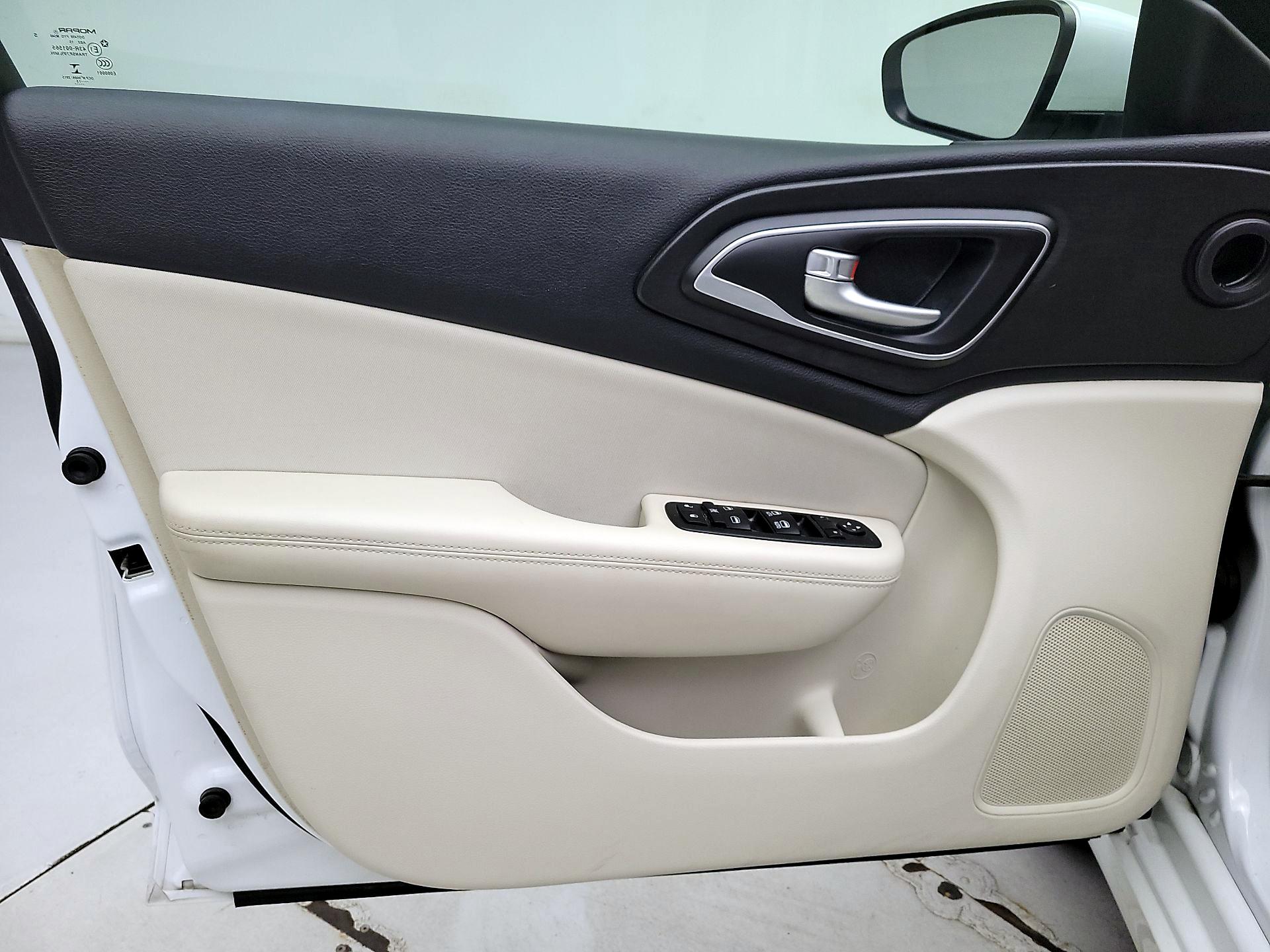 Thumbnail: 2015 Chrysler 200 - 12