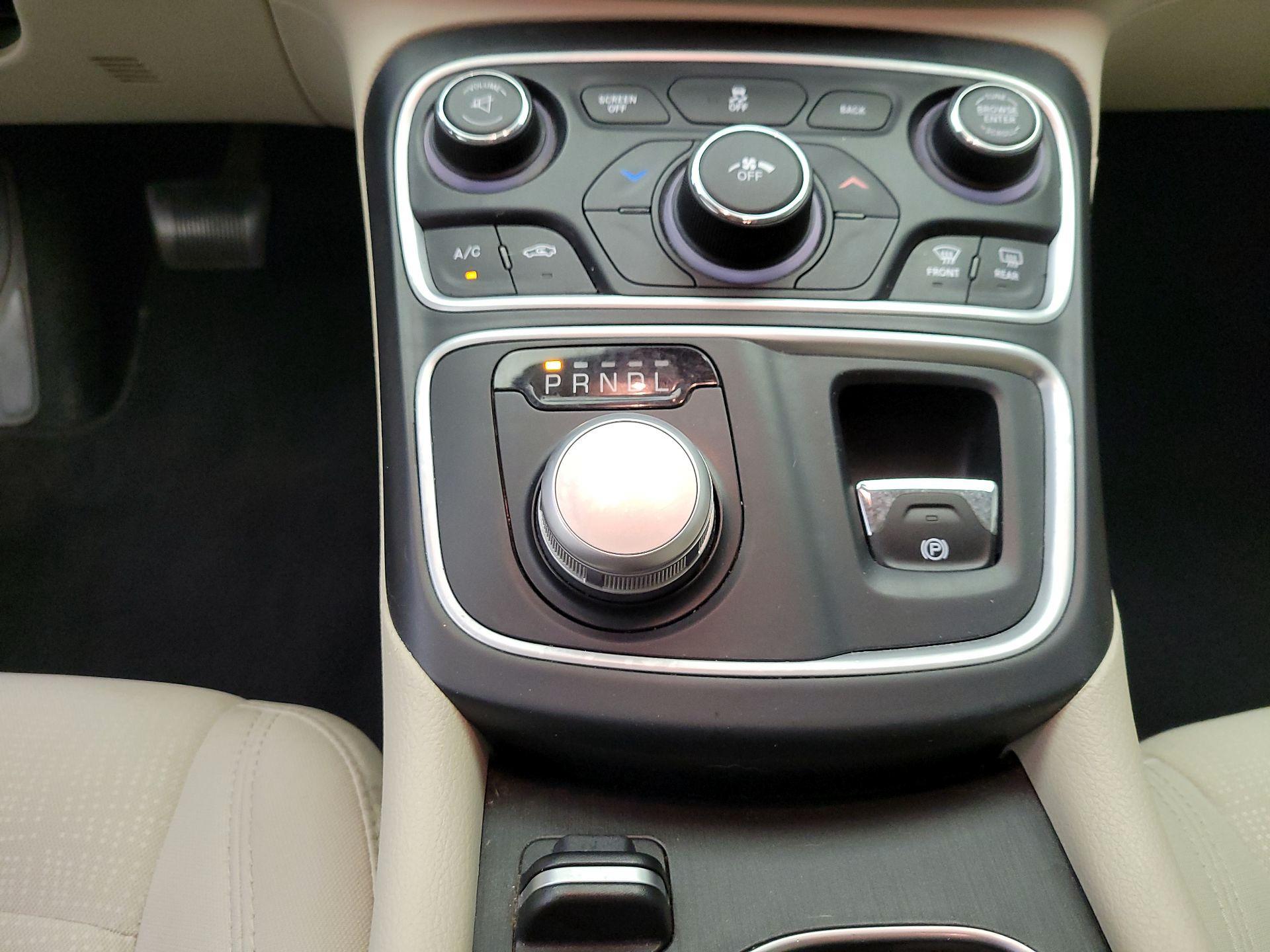 Thumbnail: 2015 Chrysler 200 - 17