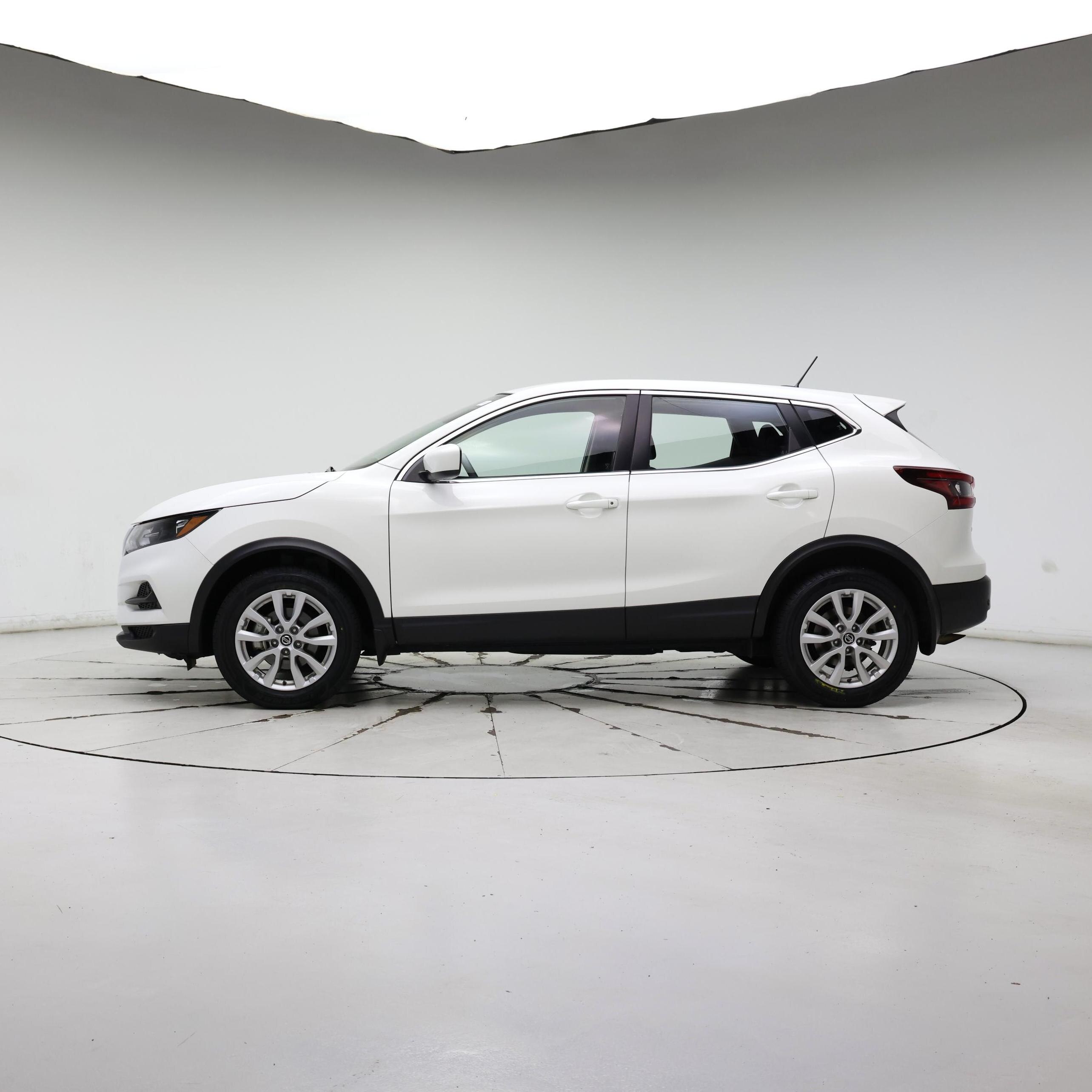 Thumbnail: 2022 Nissan Rogue Sport - 3