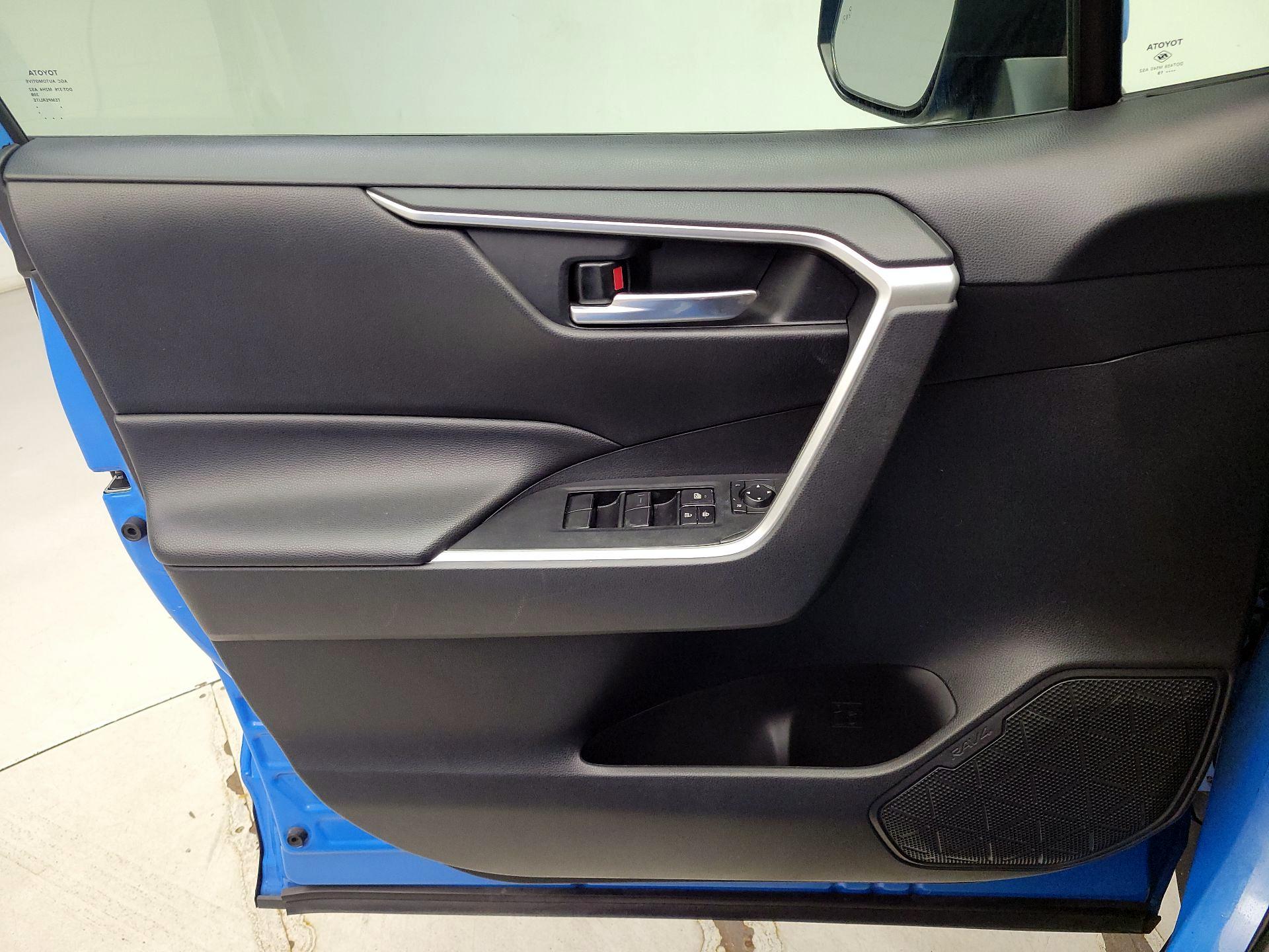 Thumbnail: 2019 Toyota RAV4 - 12